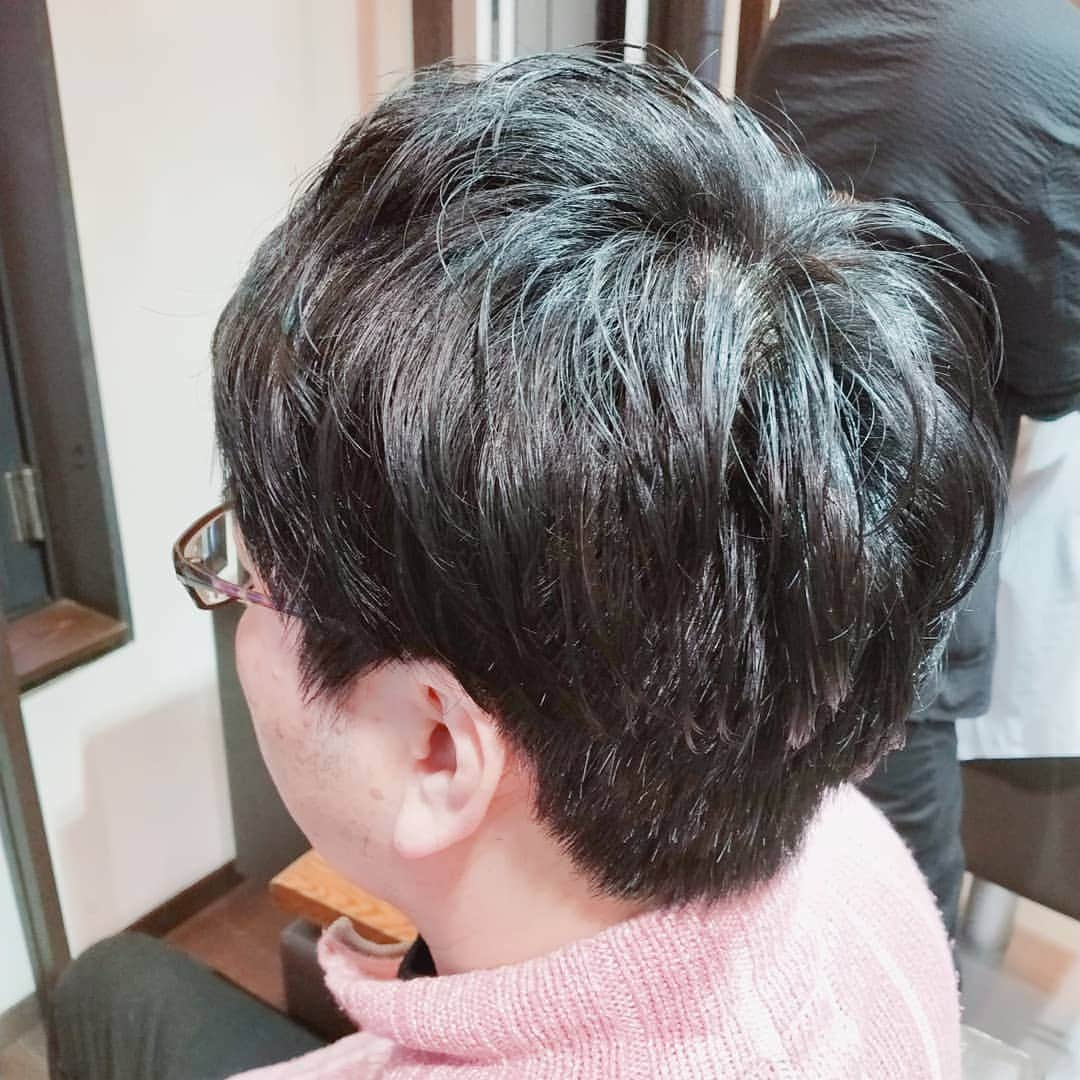 IMAGINE-hairさんのインスタグラム写真 - (IMAGINE-hairInstagram)「【お客様スタイル】 メンズパーマ！直毛でお悩みなのでパーマで動きと柔らかさを！ . 担当⇒梅田店秋山 @imagine_akiyama . . IMAGINEは、こんな方におすすめのヘアサロンです ❁トップをふんわりさせたい方 ❁つむじ割れが気になる方 ❁毎日のスタイリングを楽に決まるようにしたい方 ❁パサつき、ぺたんこ、うねり、頭皮トラブルなど大人女性のお悩みを持たれてる方 ❁小顔、小頭にしたい方 . . . IMAGINEでは、、、 ・髪の毛、頭皮の様々なお悩みを解消します。 ・パサつき、ぺたんこ、うねり、細毛、抜け毛など大人女性のお悩みもお任せ下さい。 ・日本で唯一のパーマでぺたんこ、つむじ割れを解消します。 ・毎日のスタイリングが楽になるように傷めずまとまり長持ちするヘアスタイルを提供します。 ・顔、頭の黄金比(美しく見えるバランス)をベースに小顔、小頭のヘアスタイルにします。 . . 【アクセス】大阪市北区茶屋町1-52コモド梅田ビル2F  各線梅田駅JR大阪駅から新御堂筋へ(東へ)向かって徒歩5～15分。 新御堂筋沿いのCOMODO梅田ビルの2Fです。目印はすき家の上です。 . . 詳しくはホームページをご覧ください www.imagine-hair.com . . 【定休日】毎週月曜日、第2,3火曜日 【受付時間】 【火-土】10：00～18：30　※木曜日は午前中レッスンのため12：00より営業 【日・祝】10：00～18：00 . . ご予約や気になる方、メニューなどのご相談は お電話（06-6292-8008）からお気軽にご連絡下さい❁¨̮ . . #ショート#ショートスタイル#ボブ#ボブスタイル#パーマ#メンズパーマ#ふんわり#艶#30代ヘアスタイル#40代ヘアスタイル#50代ヘアスタイル#小顔#小頭#トップふんわり#ヘッドスパ#梅田美容室#大阪美容室#大阪美容院#梅田美容院#大阪茶屋町#大阪工業大学#関西大学#だかパ#梅田#茶屋町」2月28日 16時48分 - imagine.365.359