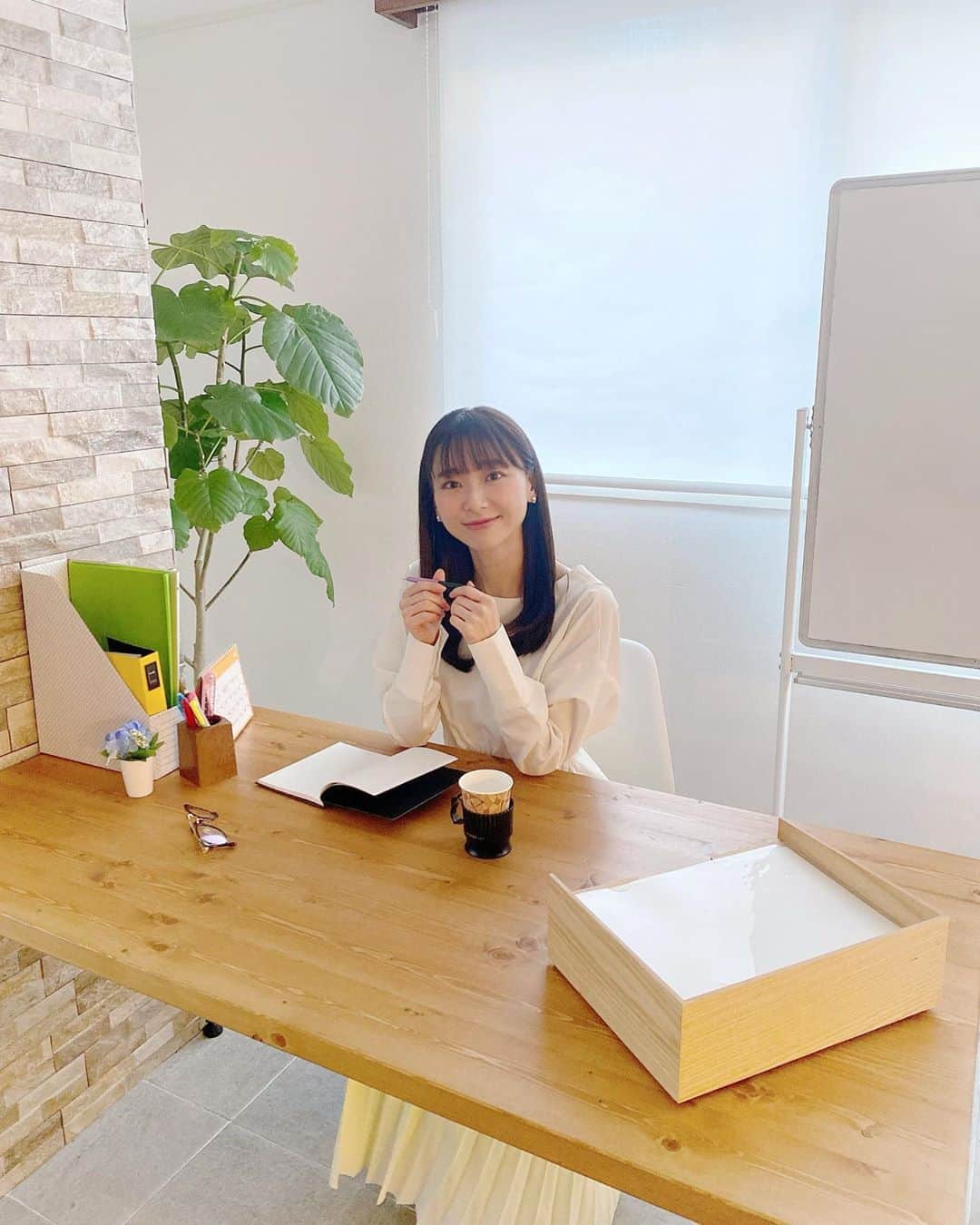 葉月祥子のインスタグラム：「KiiTa春号🌸﻿ ﻿ 撮影風景🌸☕️🌈👓🌿 ﻿ ふふふ春😊🌸﻿ ﻿ #撮影 #shooting #offshot #撮影風景 #春号 #ビューティー #beauty #美容 #ビューティーケア #働く女性 #リラックス #ol風 #ol風コーデ #コーヒー #手帳 #眼鏡👓 #観葉植物🌱 ﻿#お花のある暮らし  #spacecraft #葉月祥子  #kiita #kiita春号#cosmetics #コスメストア」