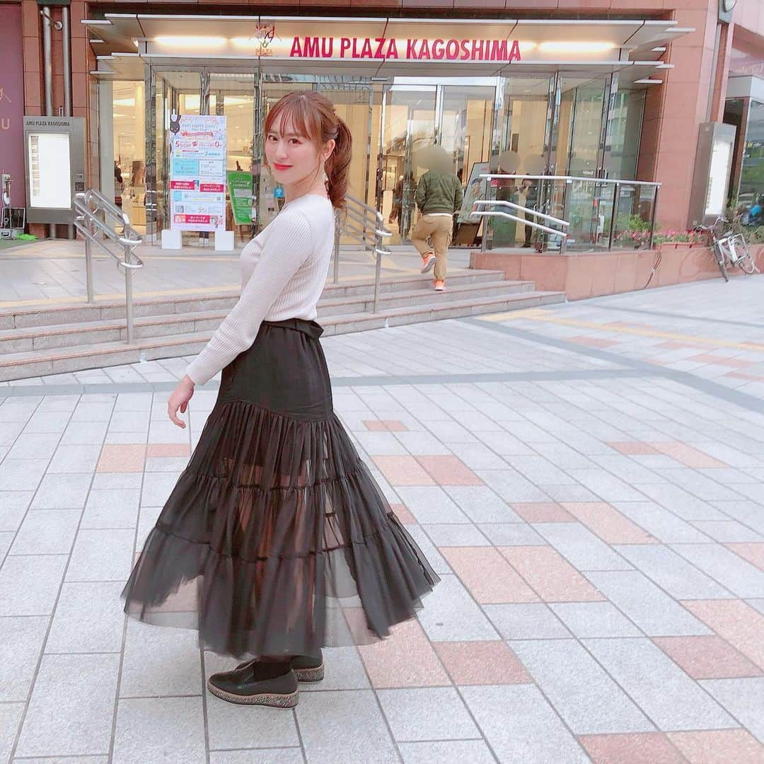 坂口理子さんのインスタグラム写真 - (坂口理子Instagram)「今日のお仕事は私服でした👗✨ 欲しかったこのスカート 握手会で着ようと思っていたのですが.... お披露目できる機会があってよかった！🌈 #かごニュー #kts #鹿児島テレビ  #毎週金曜日 #レギュラー出演 #私服 #中継 #街ブラ #りこぴのしふく #鹿児島中央駅 #鹿児島」2月28日 16時52分 - ricopi__hkt48