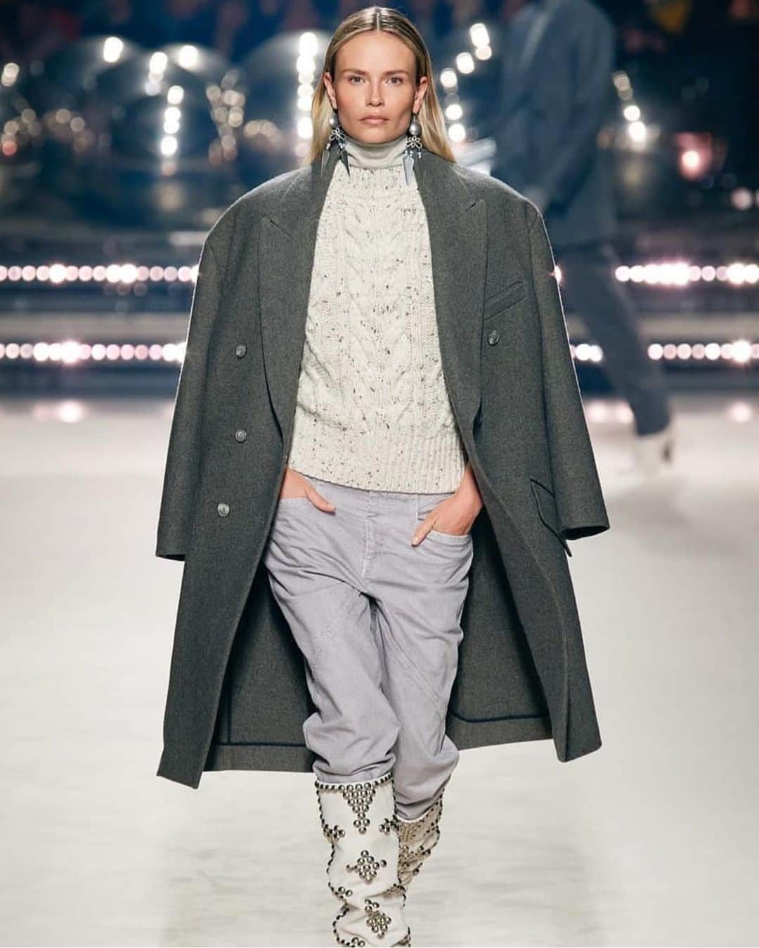 ナターシャ・ポーリーのインスタグラム：「Made My WishList For Fall/Winter 20/21 💌 Thank You @isabelmarant For Inspiration And Super FUN Show 🤩  Art Director @atelierfranckdurand  Style By @sagliogeraldine  Casting By @noah_shelley_casting  Make Up By @lisabutlermua  Hair By @damienboissinothair」