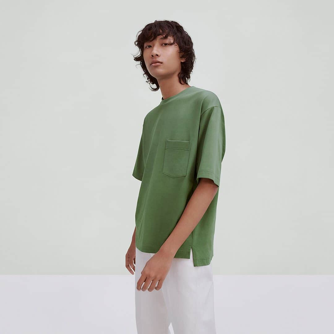 ユニクロさんのインスタグラム写真 - (ユニクロInstagram)「A Fashion Standard, Perpetually Evolving The vision of Uniqlo U shines brightest in standard items that anyone can wear. Balancing every detail, from the weight and knit of the cotton to the length of the sleeves, the sizing and the colors, this T-shirt collection is tremendously expressive. #UNIQLO #LifeWear #UNIQLOU」2月28日 16時59分 - uniqlo