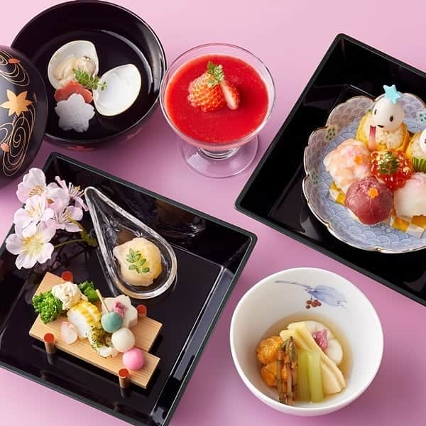 ホテルニューオータニ博多さんのインスタグラム写真 - (ホテルニューオータニ博多Instagram)「健やかな成長を祈る節句のお祝いに🌸「家族で“ひなまつり”」プランをご用意しています☺️ ・ 和やかなひとときに花を添える予約特典もあり✨和・洋・中のレストランでお選びいただけます‼️ 👇️ ＜日本料理千羽鶴＞ 桜鯛・菜の花などの春の味覚に加え、雛寿司と蛤のお吸い物と春の旬をお愉しみください。 ・ ＜カステリアンルーム＞ 旬の食材を使った料理と、ひなまつり特製のワゴンデザートをご用意。 ・ ＜中国料理大観苑＞ 家族で楽しめる王道の中国料理。ひなまつりのお祝いを盛り上げるキュートな桃饅頭が登場します。 ・ 「家族で“ひなまつり”」プラン ◎ランチ　　1名さま￥5,000 ◎ディナー　1名さま￥8,000 ※乾杯用ドリンク付き ◎お子さまメニュー　1名さま￥2,000/￥3,000 ※ジュース・デザート付き ・ 🌸✨予約特典✨🌸 小学生以下のお子さまには 「ミニひな籠（菓子）」プレゼント‼️ ・ 【問合せ】092-714-1111（レストラン予約係） ・ ≡≡≡≡≡≡≡≡≡≡≡≡≡≡≡≡≡≡≡≡≡≡≡≡≡≡≡≡≡≡≡≡≡≡≡≡ ホテルニューオータニ博多をご利用賜り、誠にありがとうございます。 新型コロナウイルス等の感染予防及び拡散防止のため、館内衛生強化に努めております。お客さまにおかれましては、ホテル館内各所にご用意いたしております消毒液をご利用いただき、体調や気分が優れない際はお近くのスタッフまでお申し出ください。 なお、お客さまの健康と安全ならびに公衆衛生を考慮し、一部ホテルスタッフにおきましてマスクを着用させていただいております。 お客さまには、何卒ご理解、ご協力賜りますようお願い申し上げます。 ≡≡≡≡≡≡≡≡≡≡≡≡≡≡≡≡≡≡≡≡≡≡≡≡≡≡≡≡≡≡≡≡≡≡≡≡ ・ #お花見 #ひなまつり  #福岡食事 #ファミリー #カップル #福岡城さくらまつり #筍 #ニューオータニ博多 #ホテルニューオータニ #newotani #行楽弁当 #福岡グルメ #観光 #新年度 #japan #travel #dinner #lunch #sightseen #天神ランチ #平日ランチ  #桜 #天神デート #大濠公園レストラン #天神グルメ #ホテルグルメ #ホテルディナー #春の宴 #卒業入学シーズン #自分にご褒美」2月28日 17時00分 - newotani_hakata_official