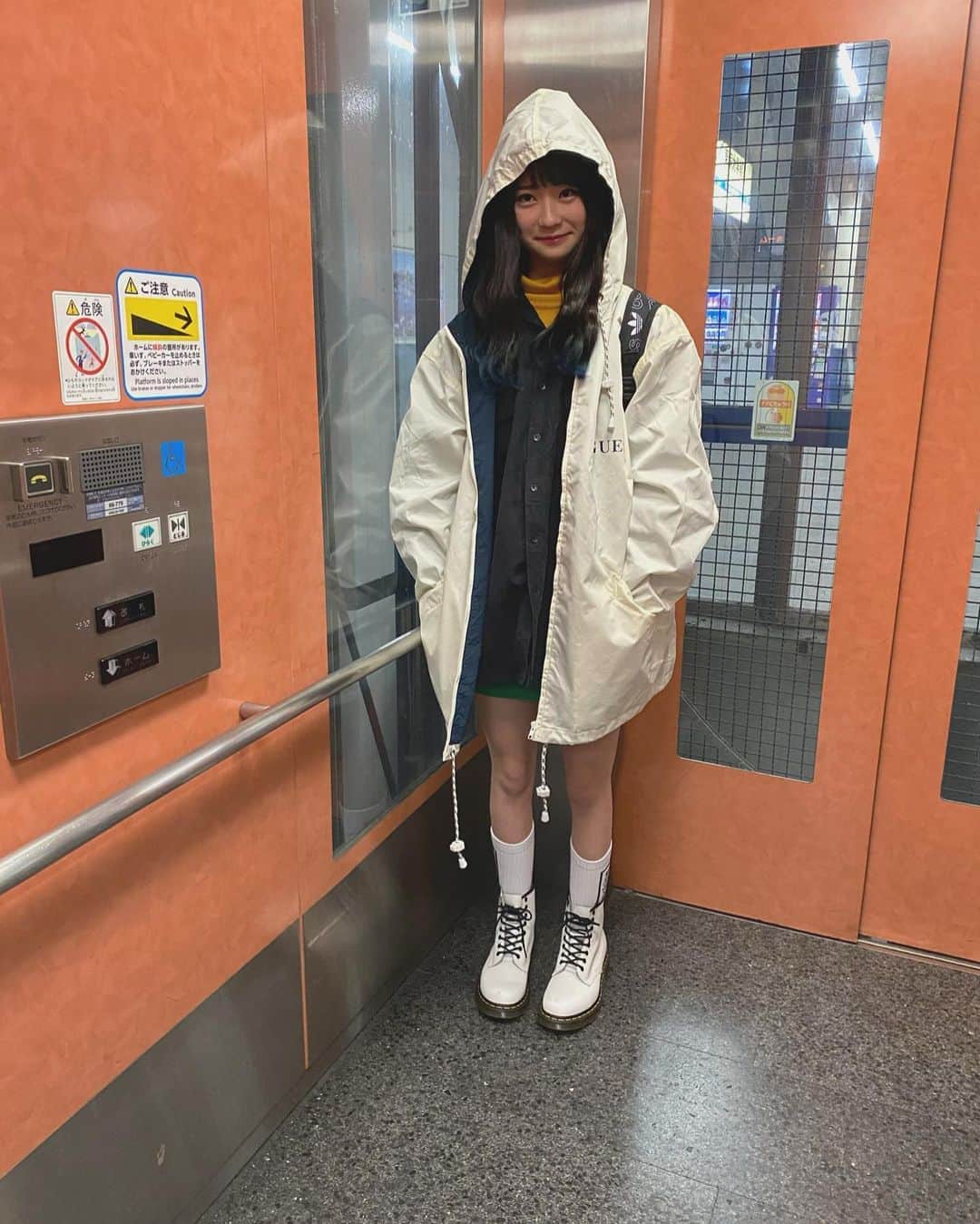 かれんのインスタグラム：「#かれんのくろーぜっと  #えすかれーたー」