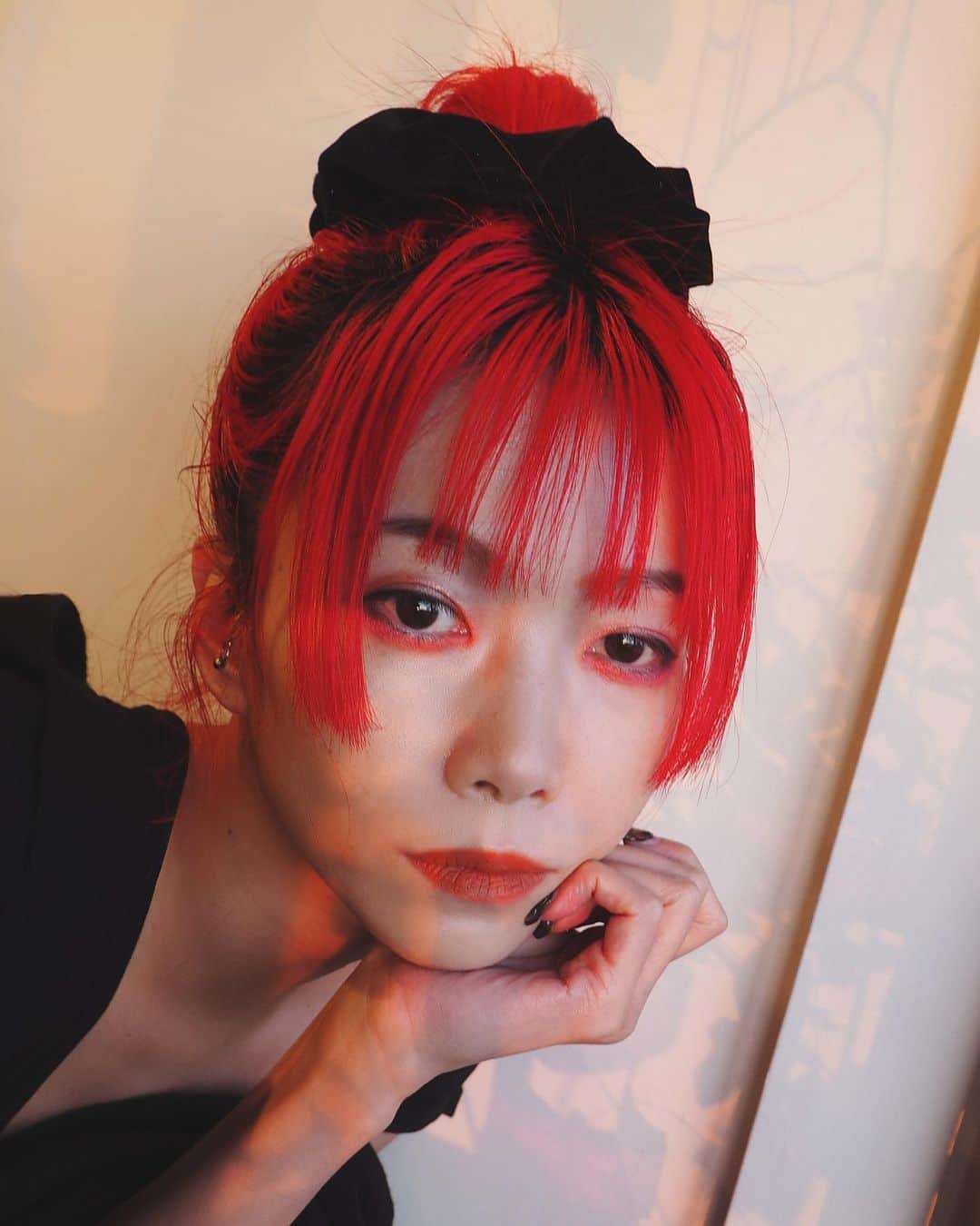 si ouxさんのインスタグラム写真 - (si ouxInstagram)「「自分のブランドをやりたいです、si ouxさんは専門学校に行ってましたか？」って質問DMを時々いただきます。﻿ ﻿ 私もけっこう明日やろうの馬鹿野郎だったりするので、あまり強く言えた立場じゃないのですが…﻿ きみが(私が)憧れてる人たちはみんな、「やった」人なんだよなあ。。﻿ ﻿ 早くやろう。﻿ ﻿ ﻿ ちなみに私の行動原理は、実は危機感だったりします。どうしようﾓﾔﾓﾔ・・・から、このままだと死！！！に気持ちを変換するっていうか。﻿ あとは、勘。﻿ あとは・・・嗅覚。嫌な気持ちになるにおいの場所や人からは即刻逃げましょう。﻿ ﻿ ﻿ ちなみに私は必要ないと思ったから高校までしか行ってないです。﻿ 見ず知らずの人に評価されるのが無理すぎたみたい、お前に私の何をはかれんだよと思ってた。ひどい… 集団行動への適正はいまでも絶望的だし。﻿ ﻿ 物流とか販売に関することは友達からとか、職場で学んだ、かな。﻿ ﻿ ﻿ 私の座右の銘は﻿ 「行った先が、着いたとこ」﻿ です。﻿ ﻿ ﻿ 幸あれ！﻿ ﻿ ﻿ ﻿ ﻿ ﻿ 最近、スーさんの思考が好きですとか言われることが増えてきたので調子に乗って、よくある質問について答えてみました。﻿ 内面が好きと言われるの、うれしいね。﻿ 外見が好きと言われるのももちろんうれしいです・・・﻿ ﻿ ﻿ ﻿ 30代ももうすぐ中盤、私の肌はとくに薄くてふにゃふにゃなのでたるみやすい。。痩せ型のひとに多いんだそう。﻿ そんなたるみを食い止めるべく3ヶ月ごとに打っている医療用ハイフ #ソノクイーン 、打ってから1ヶ月経過しましたが調子は良好です。﻿ 永峯先生 @tcb_nagamine の東京中央美容外科銀座院 @tcbginza に通っています。そろそろ次の脱毛に行かなくては！﻿ ﻿ ﻿ #リフトアップならTCB東京中央美容外科 #美容整形ならTCB東京中央美容外科 #東京中央美容外科 #美容外科 #銀座 #東京中央美容外科銀座院 #永峯祥子 #HIFU #ハイフ #ソノクイーン #リフトアップ #PR」2月28日 17時13分 - si_oux
