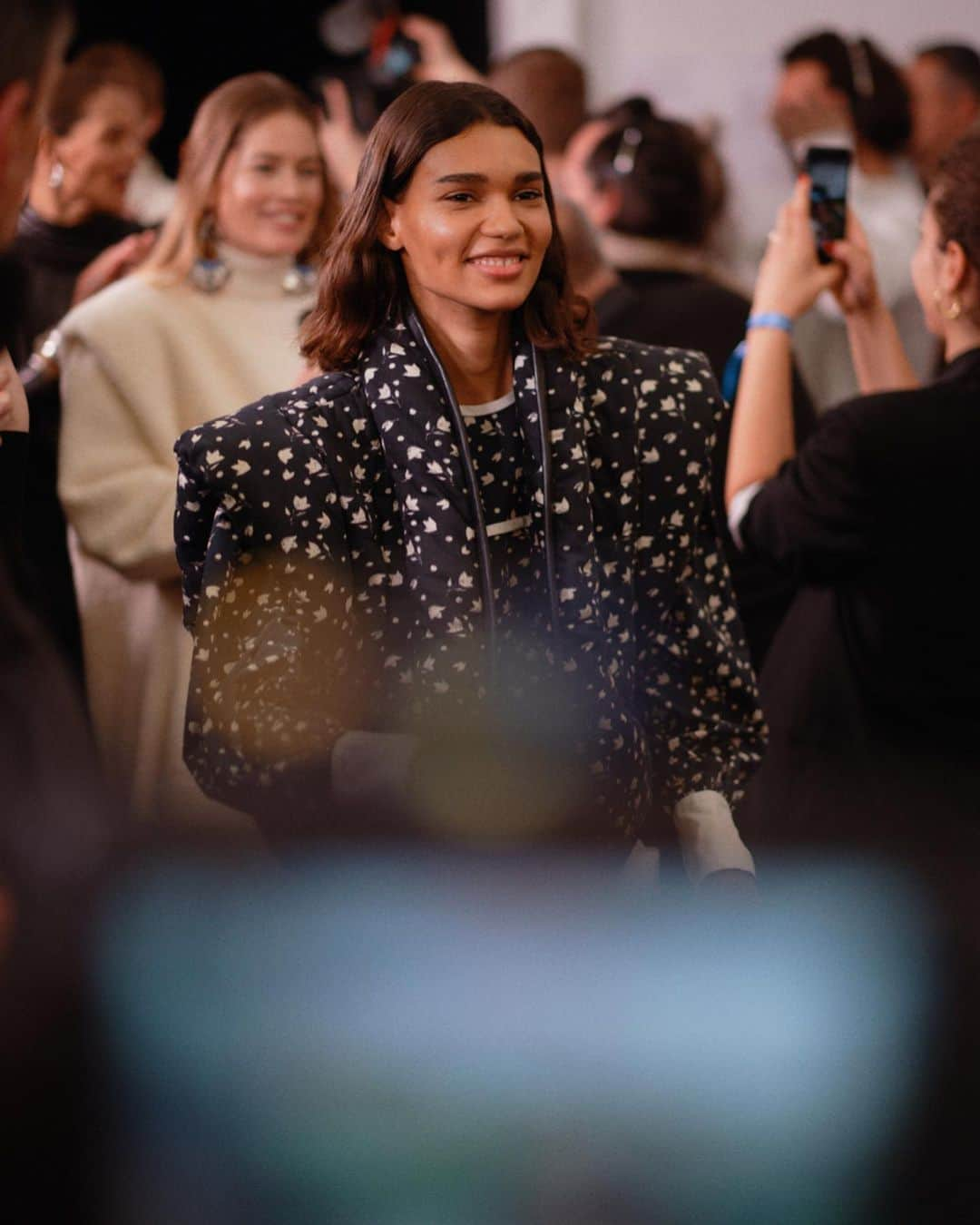 Vogue Italiaさんのインスタグラム写真 - (Vogue ItaliaInstagram)「Discover the new @IsabelMarant Fall-Winter 2020 Collection as seen backstage by @JamStoker: strong shoulders and belted waistlines, see all the #IsabelMarant looks at the link in bio. #pfw」2月28日 17時23分 - vogueitalia