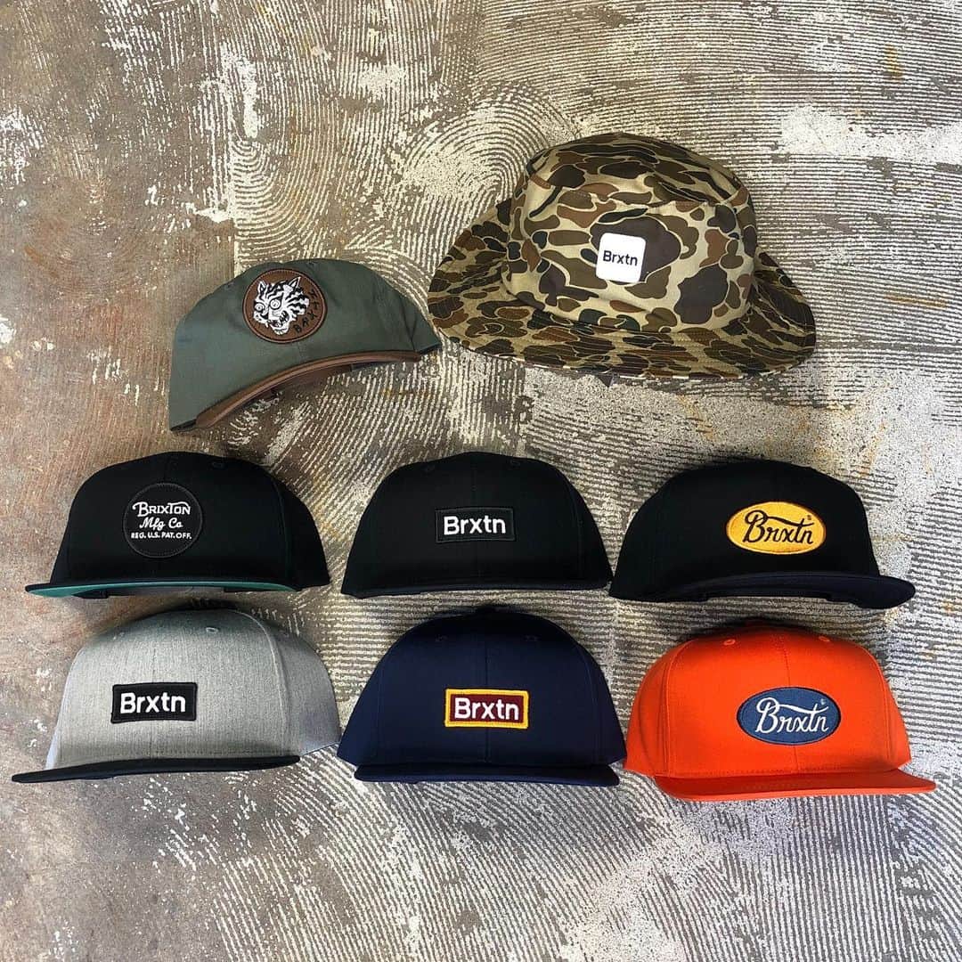 のインスタグラム：「BRIXTON の新しいモデルのキャップが大量に入荷🧢 BRIXTON は被り心地が深いモデルや浅いモデルと形が豊富で、自分にぴったりなキャップを探してみてはいかがでしょうか💁🏻‍♂️ @brixton #brixton #skateboard #skateboarding #skater #カリフォルニアストリート #カリスト #スケートボード #スケボー #スケーター #californiastreet #calst」