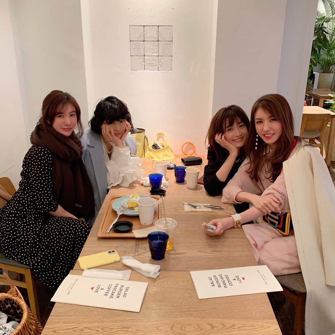 ともさかりえさんのインスタグラム写真 - (ともさかりえInstagram)「. お久しぶりな美香先生 はじめましてのヨンアちゃん そしてせっちゃん . びゅーてぃふぉーな すーぱーもでるさんたち 美しすぎて目が潰れるかと思った . あちこちから聞こえてくる 苦渋の決断に胸がつぶれる せめて心は元気に過ごしたい」2月28日 17時26分 - rie_tomosaka_official