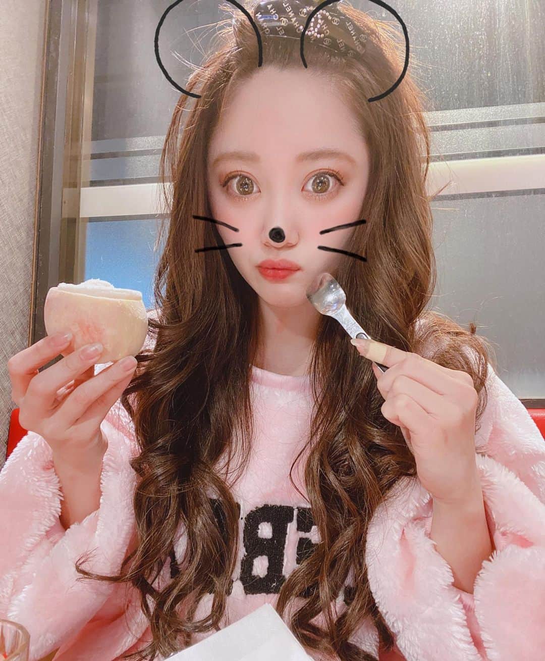 のインスタグラム：「🍑✨🍑✨🍑. * 東京ビッグサイト🎪にて. ３日間展示会だたよ🌈💕❤️. コロナウイルス🦠の影響で閑散としてて. 街中も人が少ないね｡ﾟ(ﾟ´ω`ﾟ)ﾟ｡. * お仕事でもイベント中止のお知らせ⚠️. が多くて悲しいですが…適切な判断‼️. 暗い気持ちにならず明るくいこぉ🥺💓💓. #japan #asiangirls #peach #follow #me #koreanfashion #東京ビッグサイト #コンパニオン #グラビア #アイドル #恵比寿マスカッツ #松本ゆん  #ゆんぬふるーる 随時募集📣 #イベント中止のお知らせ多くて悲しい　 #좋아요 #팔로미 #팔로우 #패션스타그램 #셀카 #귀여워」