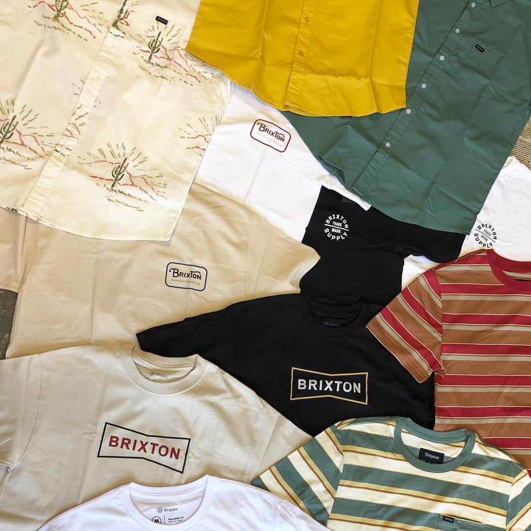 のインスタグラム：「BRIXTON から新アパレルが入荷🌵 今回もBRIXTONらしい大人な落ち着いたカラーリング❗️ Tシャツも作りにこだわっていて、100% COMBED RING SPUN COTTON 仕様❗️普通の糸と違いコーマ糸を仕様しており、より毛羽立ちをなくした滑らかな綿素材を使用して仕上げられており、着心地が抜群に良く気持ちいい肌触りです✨👕 @brixton #brixton #skateboard #skateboarding #skater #カリフォルニアストリート #カリスト #スケートボード #スケボー #スケーター #californiastreet #calst」