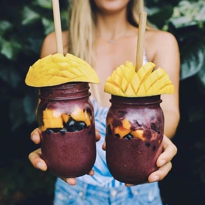 のインスタグラム：「アサイーは食べるだけで無く、飲む事もできるのです。tribe memberのハワイ在住の　@earthyandy さんのアサイーマンゴーの作品をご覧ください🥭 彼女はアサイーに、ブルーベリー、アーモンドミルク、グラノーラ、マンゴーを混ぜました！ マンゴーにも、β－カロテンとビタミンCには免疫力を高める作用があるため、風邪やインフルエンザ、ウイルスなどの予防が期待できます。  #アサイー　#抗酸化　#免疫力　#マンゴー　#予防　#インナーケア　#インナービューティー #ハワイ　#スムージー　#マンゴー好き」