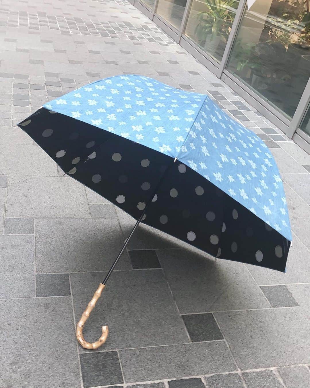 うえむらちかさんのインスタグラム写真 - (うえむらちかInstagram)「#シンクビー @thinkbee_official ﻿ の #傘 が届いた〜☂️✨﻿ ﻿ Casanova﻿ っていうシリーズの傘なんだけど﻿ ﻿ 雨の日も、晴れの日も﻿ 兼用の傘だからいつでも差せちゃう☔️☀️﻿ ﻿ シンクビーのシンボルの蜂🐝が﻿ 散りばめられた可愛いデザインで﻿ お気に入り💕﻿ ﻿ ﻿ ・晴雨兼用傘﻿ ・遮光率100%﻿ ・UVカット率99.9%以上﻿ ・グラスファイバー骨使用﻿ ﻿ ＜公式オンラインショップ先行販売＞﻿ 2/28から開始　﻿ ﻿ #シンクビー﻿ #casanova #カサノヴァ﻿ #晴雨兼用 #uvカット﻿ #傘の新星 #日傘 #完全遮光﻿ #thinkbee #pr #umbrella #傘が好き #雨の日コーデ  #cocodeal #coordinate」2月28日 17時58分 - uemurachika