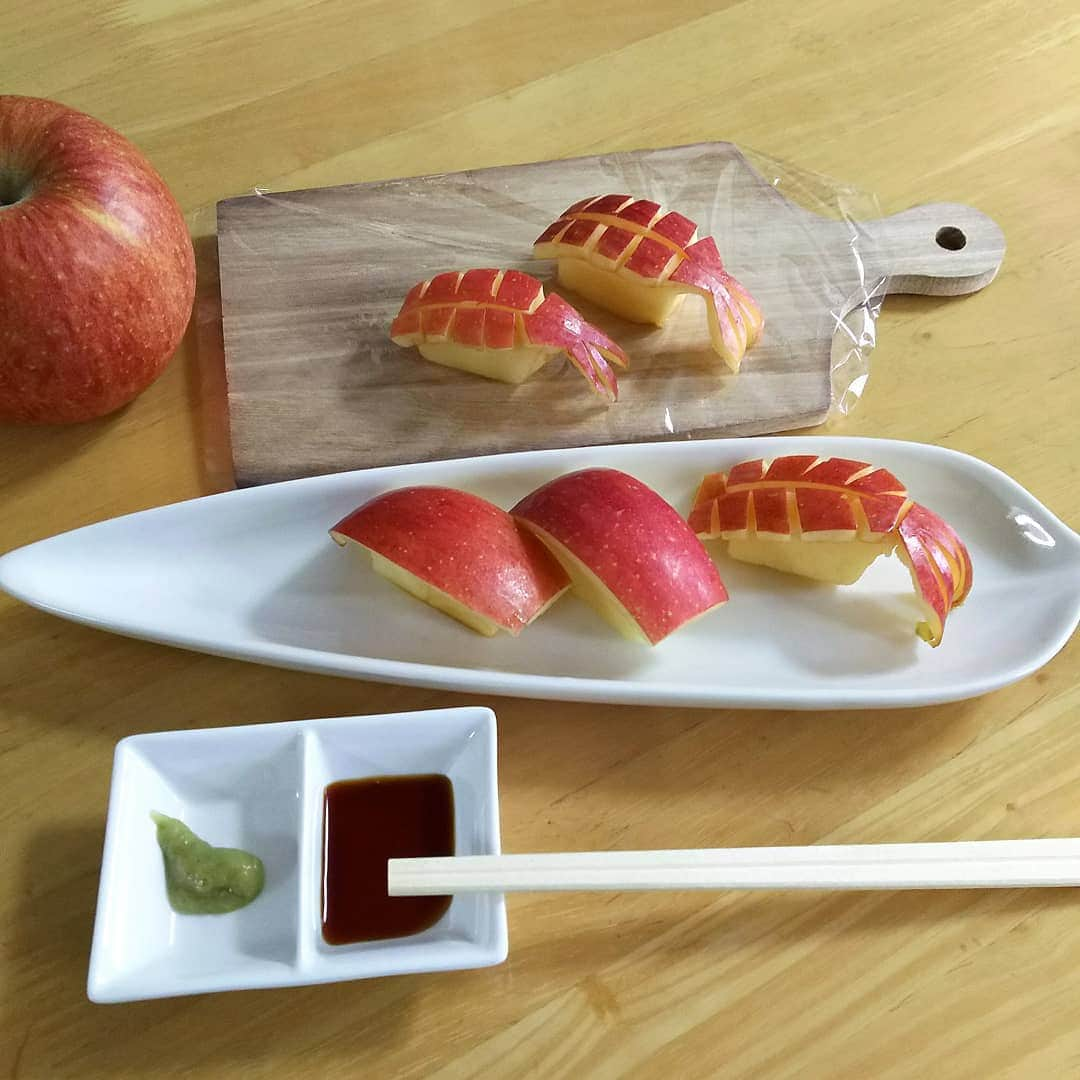 sweet_strawberryさんのインスタグラム写真 - (sweet_strawberryInstagram)「🍎味覚と視覚の混乱🍣 【#うさぎりんご 】の変化球🍎🔪 【#おうち寿司 🍣】 今日の朝方、時計は見なかったけど、まだ熟睡してる最中に、 私の胸みぞおち辺りに｢ドンッ💥｣と来て、スーッと撫でるような衝撃を感じて、 ｢えっ？！｣って声出して目覚めて、 ダブルで隣に寝てる人も目覚めて、私が｢さっき、天井から🐀ネズミが落ちて来たみたいな衝撃がドンッて胸にあって…スッと逃げてった｣(←そんな体験した事ないけど)って言ったら、 隣の人が、｢あ、ゴメン、さっき、襲われる夢見て、振り払って、首を絞めて応戦しようとしてた。思わず夢の中で体(手)も動いちゃった。｣って言うから、 ｢え？どえらい夢見てんなぁ｣って、首を絞める…とか、どんなだよ🗿…と思った。 私のネズミの例え(夢の中っぽい)もどんなだよ？だけど。 格闘ゲームや怖い映画とかがすぐに夢に影響される人いるよね🤣 #アップル#飾り切り#飾り切りりんご#寿司ネタ#えび#まぐろ#視覚#どっち#クイズ#間違い探し#見た目#似てる#騙された」2月28日 17時55分 - sweet_strawberry