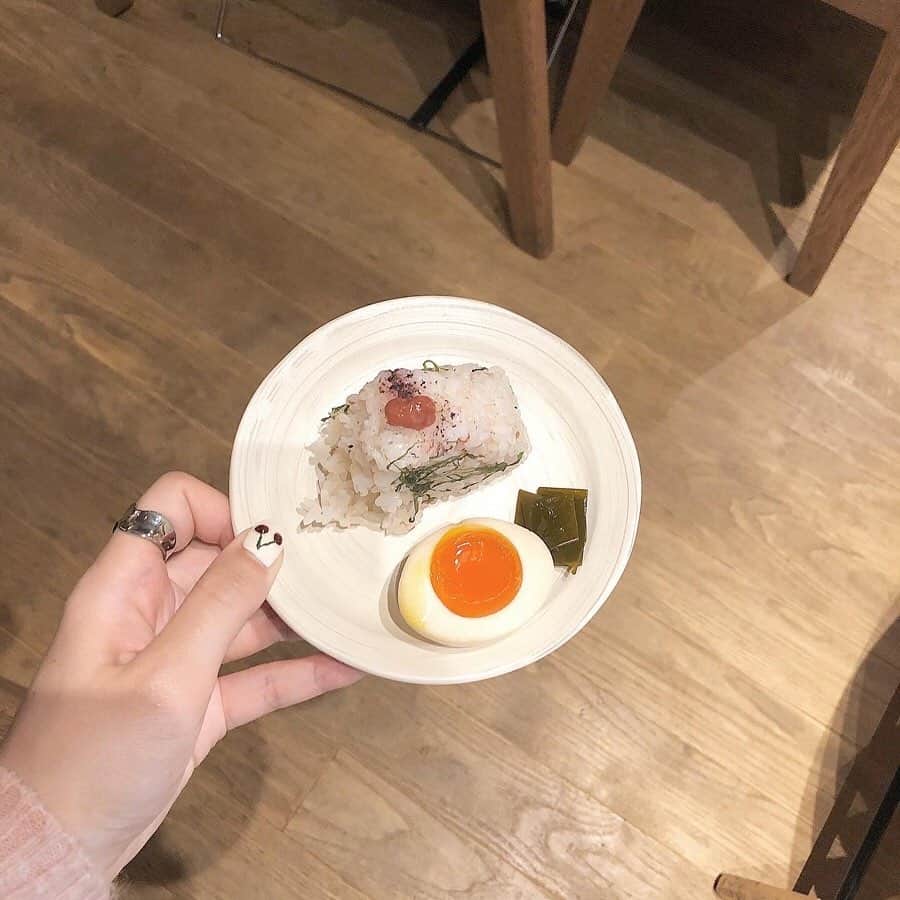 RiLiさんのインスタグラム写真 - (RiLiInstagram)「お味噌汁好きあつまれ❣️❣️浅草の【Misojyu】🍙💖 ..... 東京・浅草の【Misojyu（ミソジュウ）】はお味噌汁専門店💖お味噌を使ったポトフやポタージュも食べられるよ👀💡 朝8時半からオープンしているから朝食にもぴったり❣️朝ごはんセットは、お味噌汁とおにぎり、煮卵、お新香がついて600円だよ👌👌 浅草散策でお腹が空いたときにも🍙おいしいお味噌汁を食べて、いい1日のスタートを切ってみてはいかが❓💖 ❣ ❣ ❣ ❣ ❣ サイトやSNSで掲載させていただくお写真募集中😘📸 かわいいコーデやアイテム、注目スポットなどが撮れたら、ハッシュタグ→#rili_tokyo  を付けて投稿❗ ． Special Thanks💋 Photo by @_n.yunnan14 @_____loveliiam @rrk__26 @uya__0 @qu___ma @yuna2367 @yumaaa_szkzk @mkichi__mmk @csyounx ． #春 #春コーデ#Misojyu #ミソジュウ #お味噌汁線専門店 #東京カフェ #浅草カフェ #和食カフェ #浅草観光 #朝ごはん #おにぎり # #シミラールック #シミラーコーデ #ブラウンコーデ #ベージュコーデ  #ワントーンコーデ #シンプルコーデ  #カジュアルコーデ #ガーリーコーデ #置き画 #置き画くら部 #今日のコーデ #コーデ  #RiLi  #おしゃれさんと繋がりたい #お洒落さんと繋がりたい #ファッション #패션스타그램」2月28日 18時00分 - rili.tokyo
