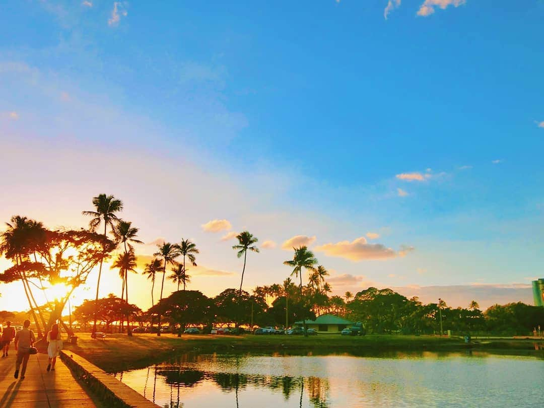 天霧真世のインスタグラム：「· Beautiful sunset🌇 · 夕日が沈む瞬間の青い️️️空⛅️ · 🔍1021 Ala Moana Blvd, Honolulu, HI 96814 · · #laterpost #hawaii#oahu#honolulu #waikiki#🌇#🌴 · 🌈@mayomayo.com_ 💎@mayosacise.official ✏@mayo_paint · ·」