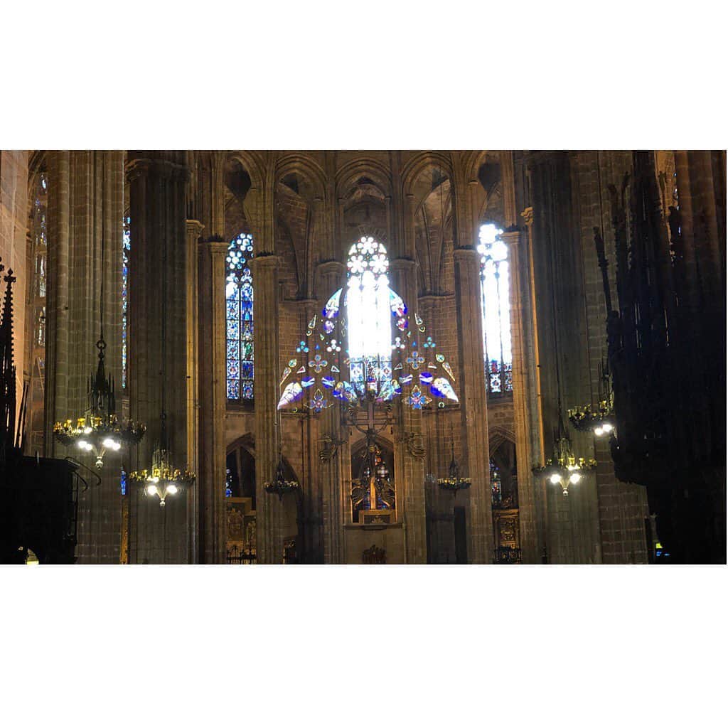天見浩司のインスタグラム：「教会内の所々にステンドグラスが設置されているが、こちらも色鮮やかで美しい💁‍♂️ バルセロナ大聖堂（サンタ･エウラリア） Cathedral of Santa Eulalia #スペイン #Spain」