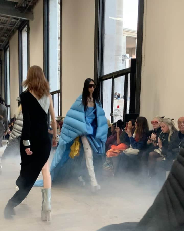 スコット・シューマンのインスタグラム：「Season after season @rickowensonline brings the fashion! Paris」