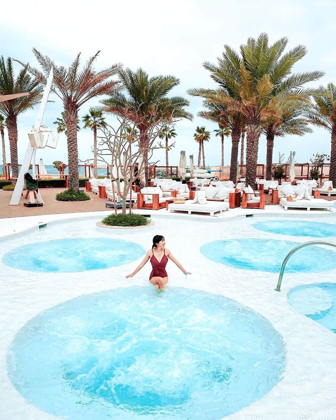 タビジョのインスタグラム：「こんばんは😊 ドバイのお写真は 「#タビジョ」とあわせて 「#tabijyomap_dubai」でお待ちしてます✨ 本日はこちら💕 ＊＊＊＊＊＊ 📸@kahopic さん 🚩アラブ首長国連邦・ドバイ「Nikki Beach Resort & Spa Dubai」 Nikki Beach Club⛱ お洒落な空間に美男美女しかいなかった🍾 暖かいところで1日ゆっくりしたい🥺🍒 ＊＊＊＊＊＊ ラグジュアリーなプールでゆっくり♡ あ〜憧れます😚 ＊＊＊＊＊＊ @tabi_jyo #タビジョ #タビジョと繋がりたい」