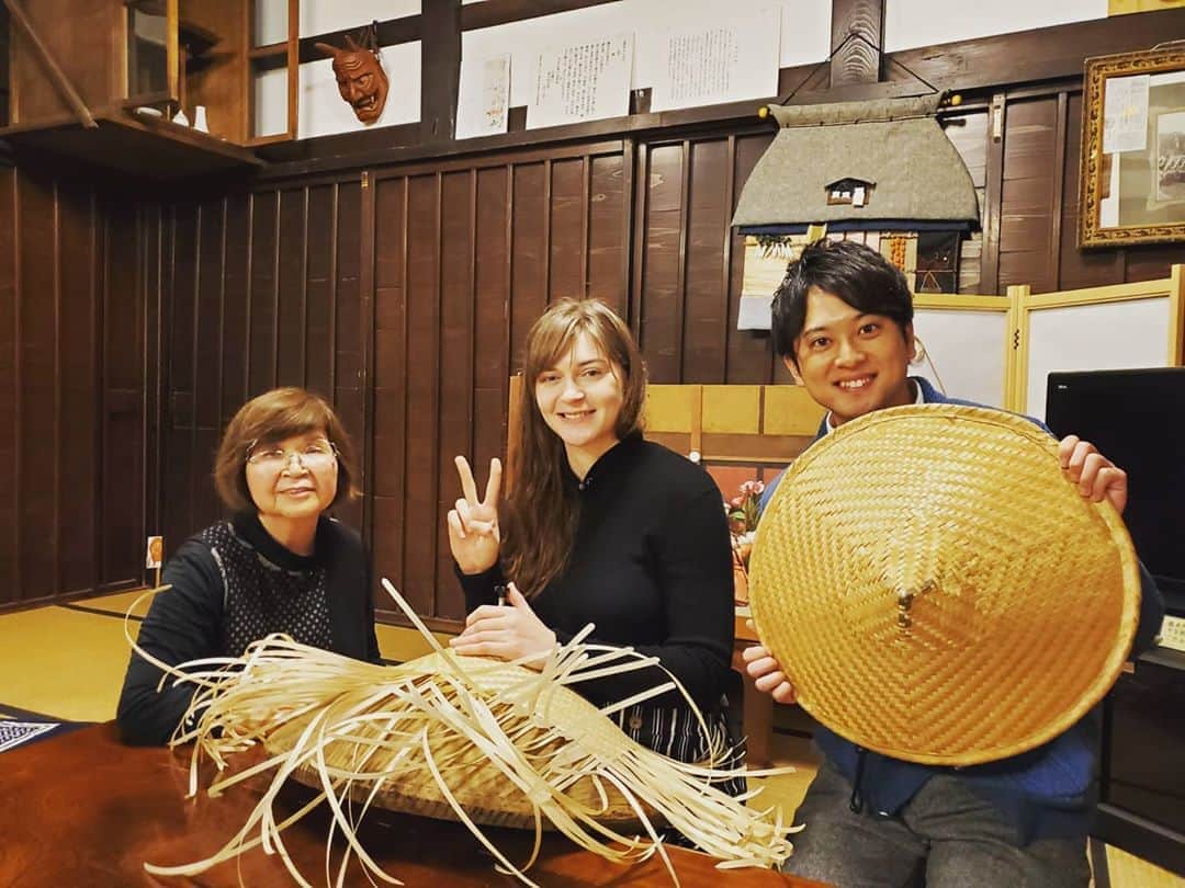 飯田嘉太のインスタグラム：「来て❕見て❕北陸🗾 今回は若い力が光る北陸と伝統工芸でした✨ ･ ･ 石川県からは檜細工作家スーザン･マリーさん☺️ ･ ･ オーストラリア出身ですが 歴史ある檜細工が無くならないようよう 石川で奮闘しています👏 可愛いバッグやアクセサリーも👜 ･ ･ これからも頑張って下さい😳 白山市の横町うらら館では檜細工作り体験が出来ます🎵  #石川テレビ #石川さん #livenewsit #北陸 #石川 #白山市 #横町うらら館 #檜細工 #檜 #ヒノキ #バッグ #bag #アクセサリー #ピアス #スーザンマリー さん #伝統工芸 #伝統工芸士 #香月久代 さん #アナウンサー #announcer #飯田嘉太」
