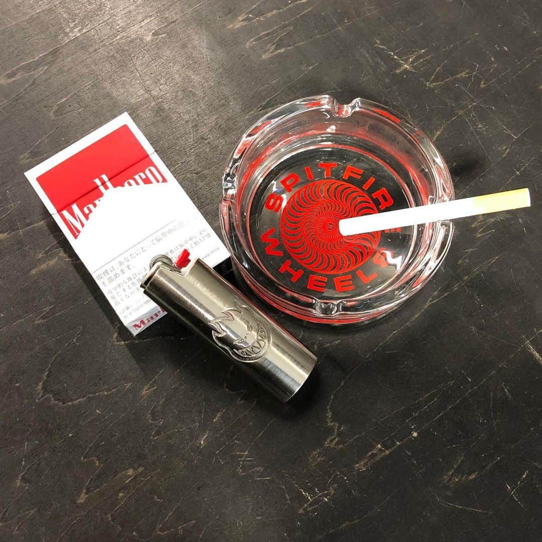 のインスタグラム：「SPITFIREから灰皿とライターケースが入荷🔥 SPITFIRE定番ロゴの SWIRL が灰皿の底にプリント❗️ ライターケースも SPITFIRE の定番ロゴの BIG HEAD が使われており、どちらのアイテムも SPITFIRE 好きにはたまらないアイテムに仕上がっております💁🏻‍♂️ @spitfirewheels #spitfirewheels #spitfire #skateboard #skateboarding #skater #カリフォルニアストリート #カリスト #スケートボード #スケボー #スケーター #californiastreet #calst」