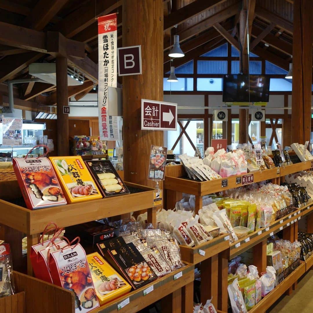 The Japan Timesさんのインスタグラム写真 - (The Japan TimesInstagram)「Japan’s road side stations, called "michi no eki," are not your typical truck stops. What started out as simple pit stops for restless travelers have evolved into a rural theme parks, drawing tourists to otherwise quiet villages. Kawaba Denen Plaza, one of the nation’s most popular michi no eki located in northern Gunma Prefecture, boasts a total of 5 hectares of land that combines the leisure of cozy hot spring hotels with a lively farmers market. But that’s not all: There’s a soba restaurant on the compound, as well as a bakery, pizza house, ramen shop, craft beer factory and a meat processing plant. For those interested in ceramics, there’s a studio offering pottery classes, while visitors can pick blueberries for free during summer. With so many activities to do, sometimes michi no eki are better than your destination. 📸 Alex Martin . . . . . . #Japan #Tokyo #michinoeki #food #travel #pitstop #highway #kawaba #gunma #travel #japantravel #travelblog #日本 #群馬県 #川場田園プラザ #道の駅 #ドライブ #旅行 #車 #🚘」2月28日 18時24分 - thejapantimes