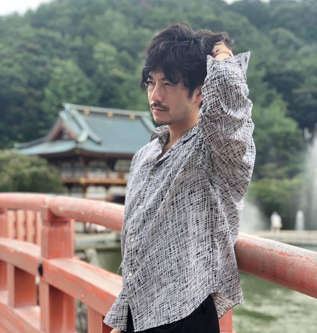 小堀正博のインスタグラム：「《学校休校措置でお困りの方へ》  こんにちは。 新型コロナウイルスの影響から、2/28日に政府が出した要請により、多くの学校が休校になることかと思います。  あまりに急なことで仕事を休めないのにお子様を家に残さなければならない、休校になった分の勉強はどうなるのか、入試があるのに勉強出来ずに困る、など不安な思いでお過ごしの方もいらっしゃるかと思います。  そこで、3/2日~20日頃までの午前~15時前後のお時間で小堀正博が空いているお時間を使って家庭学習のサポートをさせて頂こうかと考えています。  普段から塾講師・家庭教師として5歳~高校3年生まで全科目指導していますので、微力ではありますが何かお力になれるかと思います。  各受験対策、定期テスト対策、学校の勉強のサポートなど全て行っております。  特に低学年や3月中旬に受験を控えているお子様をお持ちの方は、バタバタの展開で不安かと思います。  大阪駅から電車や車で1時間半圏内でしたらお伺い出来るので、何かあればご相談下さい。  周りにお困りの方が居たら是非ご紹介頂ければと思います。  大勢の場に出るのが不安な方も、家庭でしたら安心して学習出来るかと思います。  もちろんマスク、手洗いうがい、アルコール消毒など出来る対策はした上での状況でお伺いします。  もしご興味がある方がいらっしゃれば、直接お会いしてお話するか、お電話でお話した上でお伺いする形になります。  Facebook、インスタグラム、Twitter等で小堀正博宛にご連絡下さい。  先着順となりますので、ご希望に添えなかった場合は申し訳ありません。  どうかお困りの方に届きますように。  #小堀正博 #役者 #受験 #受験生 #大阪 #梅田 #神戸 #関西 #猫 #cat #cats #猫好き #インスタ映え #旅行 #ヨーロッパ #海外旅行 #メンズ #ファッション #fashion #メンズコーデ #東京 #難波 #京都 #japan #osaka #おしゃれ #勉強 #新型コロナウイルス #休校 #コロナウイルス」