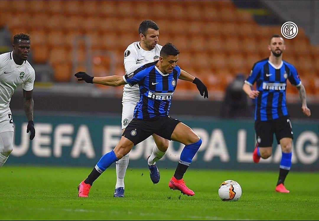 アレクシス・サンチェスのインスタグラム：「@inter ⚫️🔵」