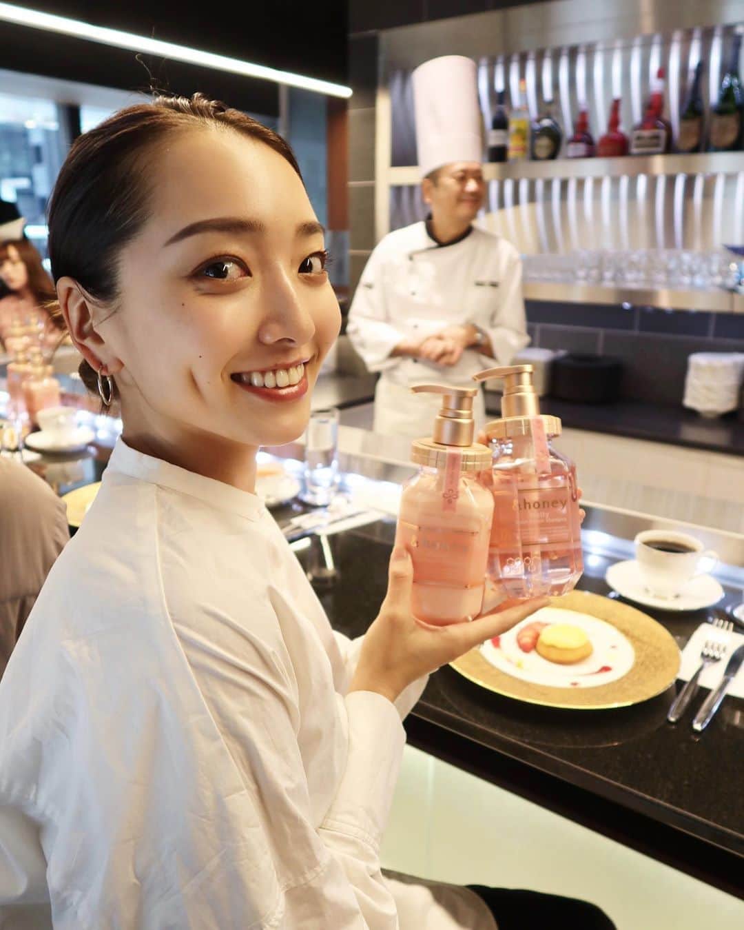 かんだまのインスタグラム：「この度かんだま【&honey(アンドハニー)】さんの公式アンバサダーに就任いたしました☺︎ . 先日イベントに行ってきたんだけど、鎧塚敏彦さんとの限定コラボスイーツ “メルティーハニーローズ” をいただいた！うまかった🤤 &honey'のパッケージは、使っているだけで女度上がりそうなピンク！私にぴったりだべ😎 とおふざけはこの辺にしといて、ハチミツをはじめとする保水成分にこだわった、オーガニックヘアケア製品で、うるおいに満ちた髪を実現してくれるんだって。香りは大人の女性らしい華やかなローズで、本当にいい香り。というわけで私も早速使い始めました☺︎ . アンバサダーとしてこれから&honeyの魅力を伝えていきます🤝 @andhoney_japan . #アンドハニー #はちみつ美容 #メルティハニー」