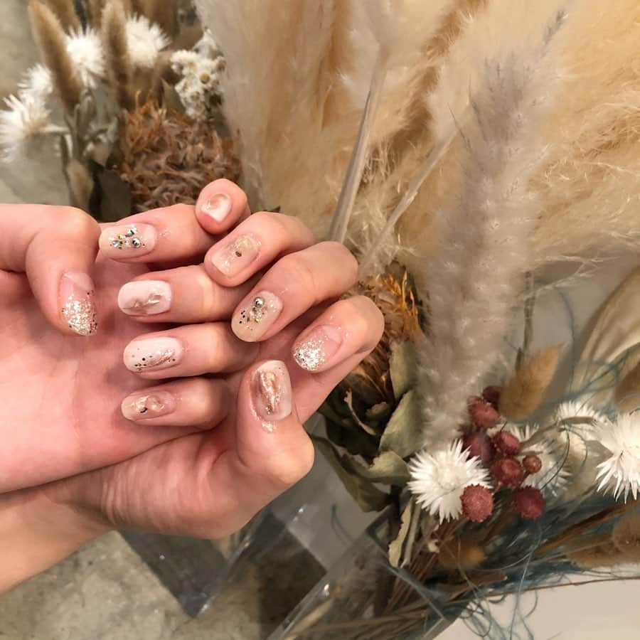 内木志のインスタグラム：「2年ぶりくらいのジェルネイル💅 最近は表面削らなくていいみたいで爪に優しくて嬉しい😃✨ 貝殻とかストーンを置いて頂いた🥺かわいい…💕 爪見るのが楽しい。 ずっと触ってる🥺笑 #春ネイル #ネイル」