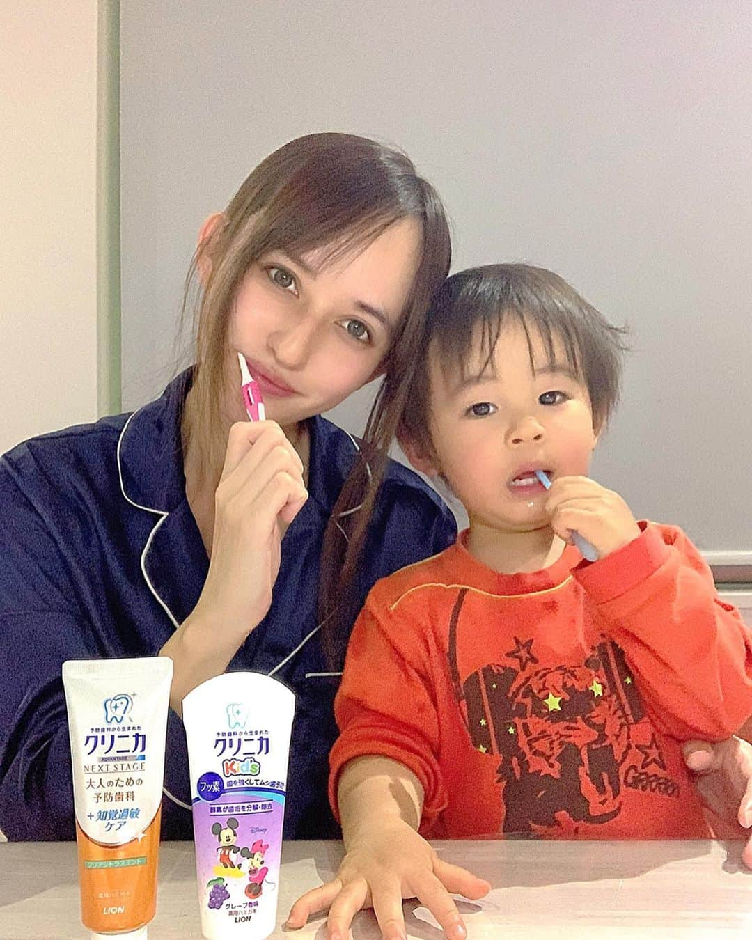 奥山絵里奈さんのインスタグラム写真 - (奥山絵里奈Instagram)「夜の歯磨きは本当に大事な時間😌  息子もだんだん上手になってきています♫  子供に置いては本当に予防歯科が重要！  クリニカkid’sハブラシの0歳から2歳用は、「安全性」と「掃除性」を備えた「まがる•おれない•安全ハンドル」でとても磨きやすいようで気に入って頑張って磨いています！  クリニカkid'sハミガキも香味とディズニーキャラクターパッケージでお気に入り😉フッ素もばっちり！  大人向けのクリニカアドバンテージNEXTSTAGEハミガキは、歳を取って下がってきた歯茎の根元までトータルケア出来るところがいいんですよね！  最近しみやすくなっていたのですが、知覚過敏ケアも出来るのでそこも気に入っています😌  クリニカの歯ブラシもかなり昔から使ってるのですが、とても磨きやすく、力の加減もしやすく細かな場所にも届くので長らく使ってます✨ クリニカの中でも最近一番お気に入りは、クリニカアドバンテージNEXTSTAGEハブラシ！ブラッシングの力の入れすぎを音でお知らせしてくれるんです！歯垢もしっかり落とす優秀ハブラシ😊  そんなクリニカさんのブランテッドムービーが勇気づけられるので是非疲れ切った私のようなママに見て欲しい笑  育児を頑張ってるのに褒められることはない😭  でもきっと誰かが見てくれる！ 気付いてくれる！ そんなことに気づく素敵なムービーです☺️ また　@lion_clinica では親子で楽しく歯磨き出来る裏技なども紹介してるので参考になりますよ♫  #ごきげんハミガキ #クリニカ  #オレンジのクリニカ #予防歯科　#歯磨き #promotion  #クリニカアドバンテージNEXTSTAGE #クリニカKids #LION #ライオン #歯 #歯みがき #ハミガキ #歯ブラシ #歯磨き粉 #オーラルケア #2歳歯磨き　#知覚過敏」2月28日 18時53分 - erinaokuyama