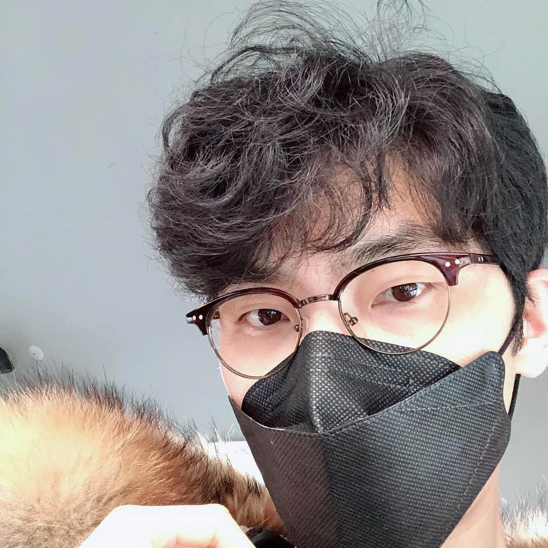 パク・ヒョヌのインスタグラム：「😷😷😷😷 안경쓰고~ . . . . #마스크필수 #건강조심 #😷 #동네마실」