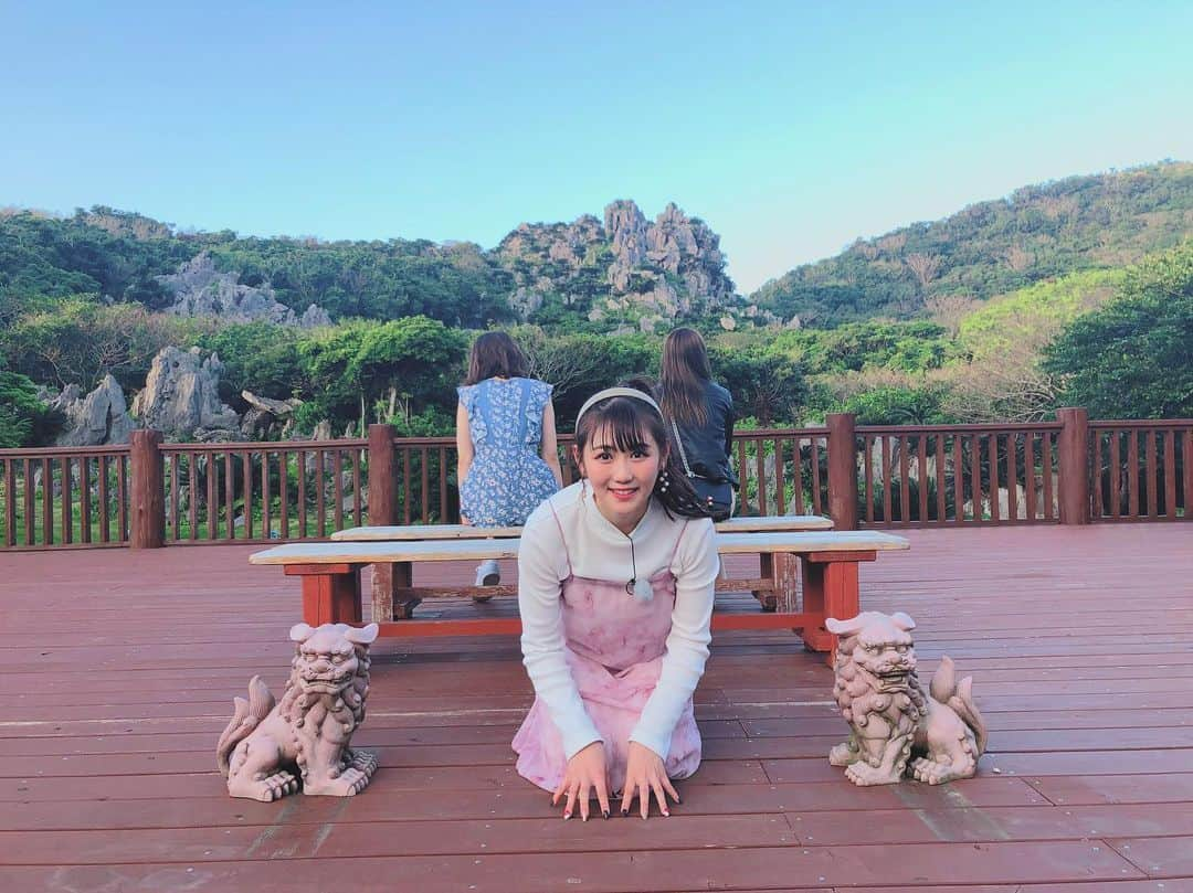 西野未姫さんのインスタグラム写真 - (西野未姫Instagram)「沖縄での写真🙂 美女ごしの絶景を撮っていたところに勝手に入り込みました。  #シーサー仲間入り #シーサーセンターありがとうございます #沖縄 #ロケ #サイパンからの沖縄 #南国続き #ハッピー」2月28日 18時57分 - nishinomiki_official