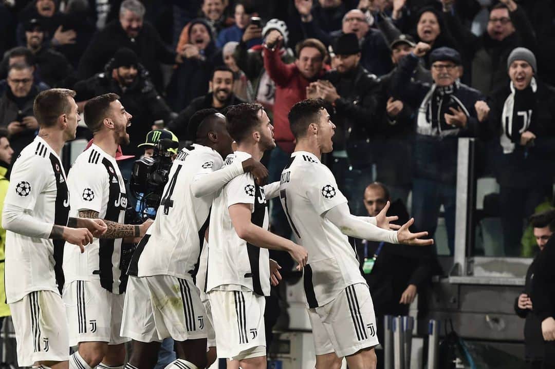 フェデリコ・ベルナルデスキのインスタグラム：「I momenti difficili sono fatti per essere superati.  È questa la mentalità che ci ha sempre contraddistinto e che porteremo in campo domenica, ritrovando grinta ed entusiasmo, con un solo pensiero: vincere. Non sarà uguale a porte chiuse, ma sarete lo stesso al nostro fianco. ⚪⚫👊 #FinoAllaFine #ForzaJuve」