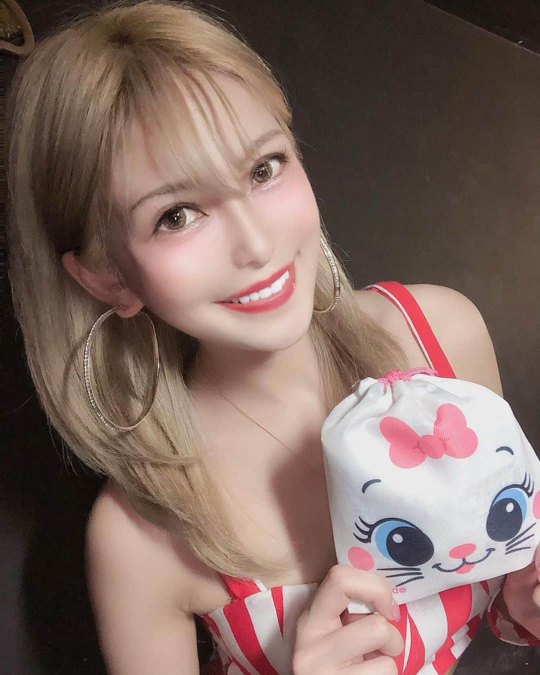 竹村寿美佳（すうちゃま）さんのインスタグラム写真 - (竹村寿美佳（すうちゃま）Instagram)「今日はお仕事2本立て🙌🏻💕 夜は @v2tokyo 出演だよ💃来てねん  今年のれなさんからのバレンタイン🍫のお菓子キャラクターで大好きなマリーちゃん🐱💖可愛いっ れなさんからも皆からもマリーちゃん選ぶと思ってたて言われた😂💗 ありがとうございます😘  _ #v2tokyo#クラブ#gogodancer#club#モデル#ダンサー#キャンギャル#レースクイーン#ハーフ#金髪#赤リップ#マリーちゃん#ディズニー#バレンタイン#お菓子#チョコレート #自撮り#セルカ#インフルエンサー#ファッション#コーデ#六本木#シャンパン#新宿#渋谷#クウォーター#大阪#横浜#シースルーバング#ヘアアレンジ」2月29日 5時49分 - suuchamav3v