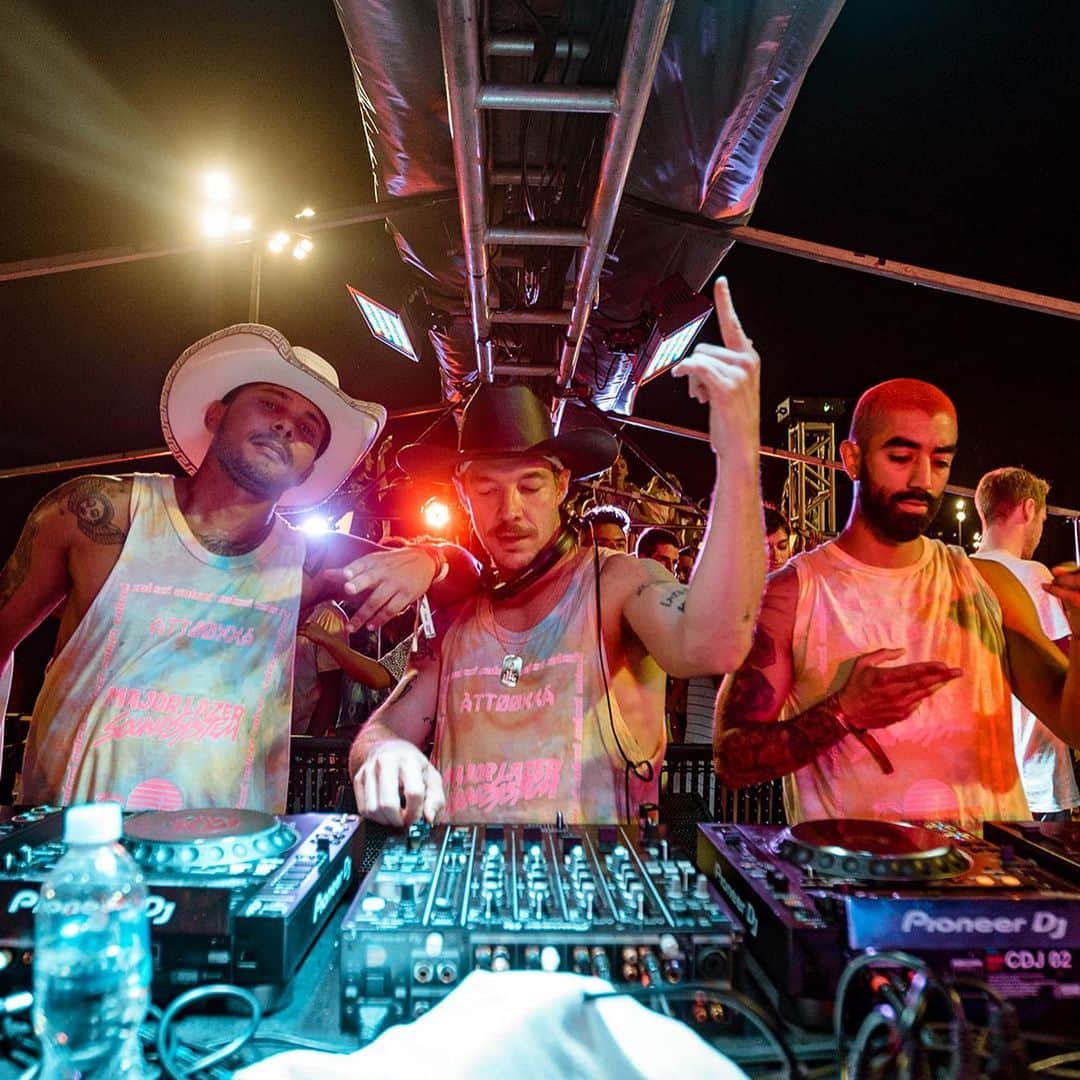 メジャー・レーザーのインスタグラム：「There isn't a bigger party in the world than Brazil carnival. Thank you to everyone in Brazil that has supported us from day 1. All our friends and collaborators @anitta @pabllovittar @attooxxa @tropkillaz @mclan @kevinho @mcrebecca @deizetigrona. We played 7 shows in 5 days and everywhere in Brazil we’ve seen its beauty and strength. Obrigado pelo amor, calor e energia que vocês nos demonstram todo ano. Amamos vocês 🇧🇷💛」