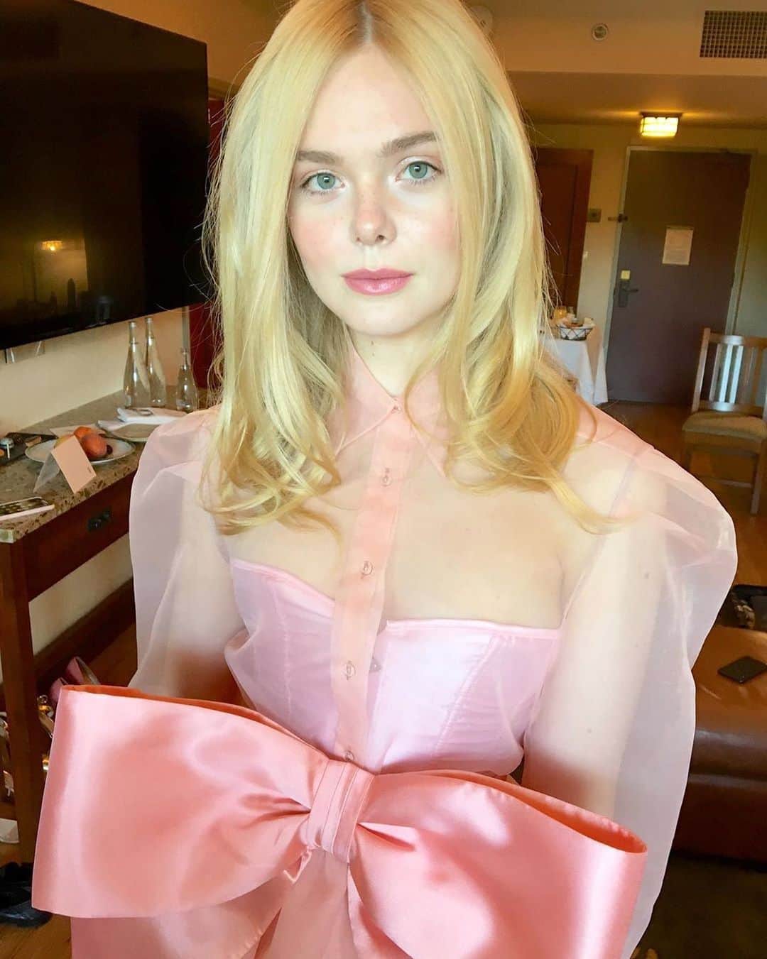 Nylon Magazineさんのインスタグラム写真 - (Nylon MagazineInstagram)「When 14-year-old @ellefanning first read ‘All The Bright Places’, she really related to the story. “I was experiencing all of the same emotions. I was dealing with my first love. When you're a teenager, that's a pretty big moment in your life." For more on her latest film (dropping today on @netflix), head to the link in our bio. [ @erinayanianmonroe ]」2月29日 4時26分 - nylonmag