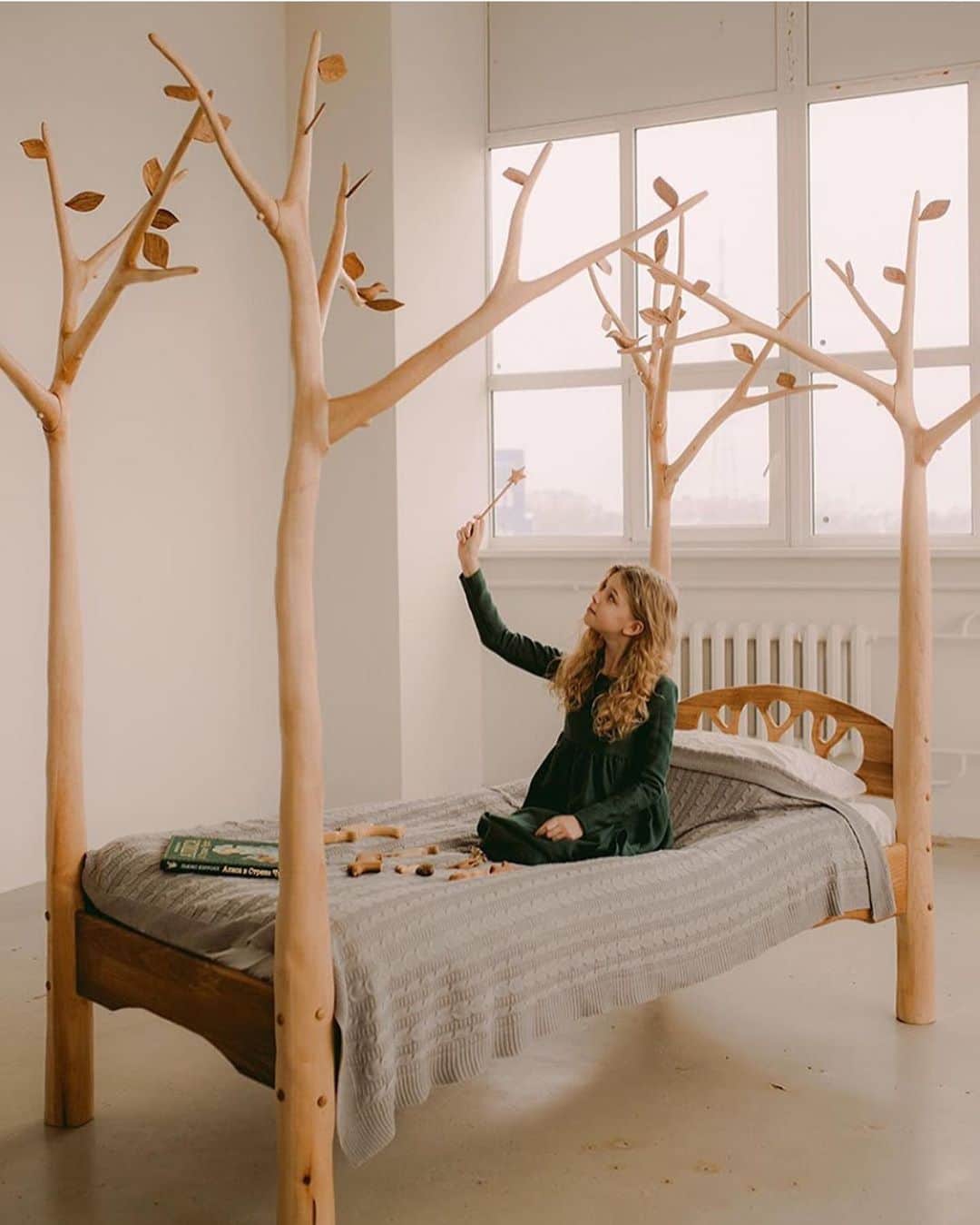 Fashion Kidsさんのインスタグラム写真 - (Fashion KidsInstagram)「the perfect bed for those who want to sleep in an enchanted forest 🌳 🦌 🦊 @tateplota  #kidsdecor」2月29日 4時37分 - fashionkids