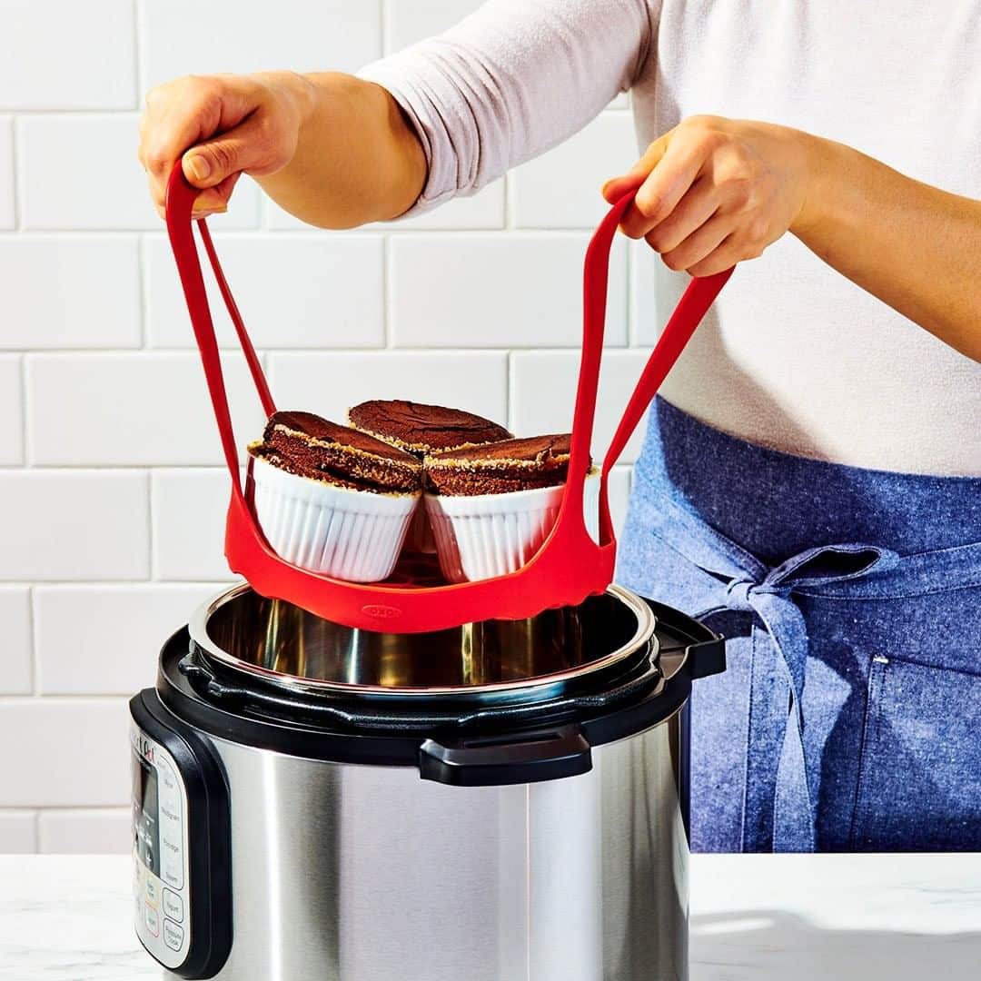OXOさんのインスタグラム写真 - (OXOInstagram)「Turn your #PressureCooker into the ultimate sous chef with our Silicone Pressure Cooker Accessories. Link in bio to see which one (including this handy sling!) can make your next recipe #OXOBetter.」2月29日 4時47分 - oxo