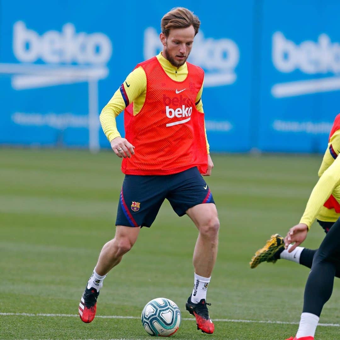 イヴァン・ラキティッチのインスタグラム：「👀 ⚽️ #elclasico #laliga」