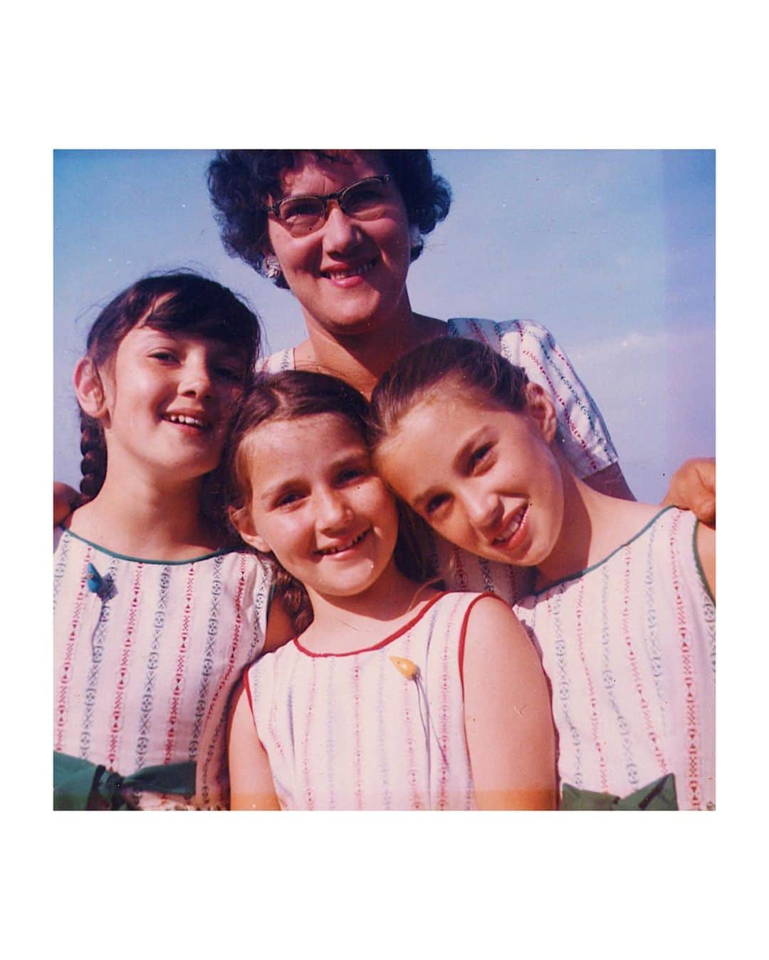 ジェーン・シーモアさんのインスタグラム写真 - (ジェーン・シーモアInstagram)「Keeping the tradition alive! My mother used to dress us as triplets sometimes when we were younger.😄 Sometimes sisters just love the same beautiful @everythingbutwater dress! 🤷🏼‍♀️」2月29日 5時20分 - janeseymour