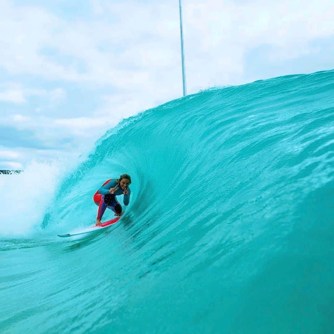 フェリシティー・パルマティアーのインスタグラム：「✌🏽🤩✌🏽 Thank you @creaturesofleisure for the endless fun at @urbnsurf the other day! Pc: @edsloanephoto」