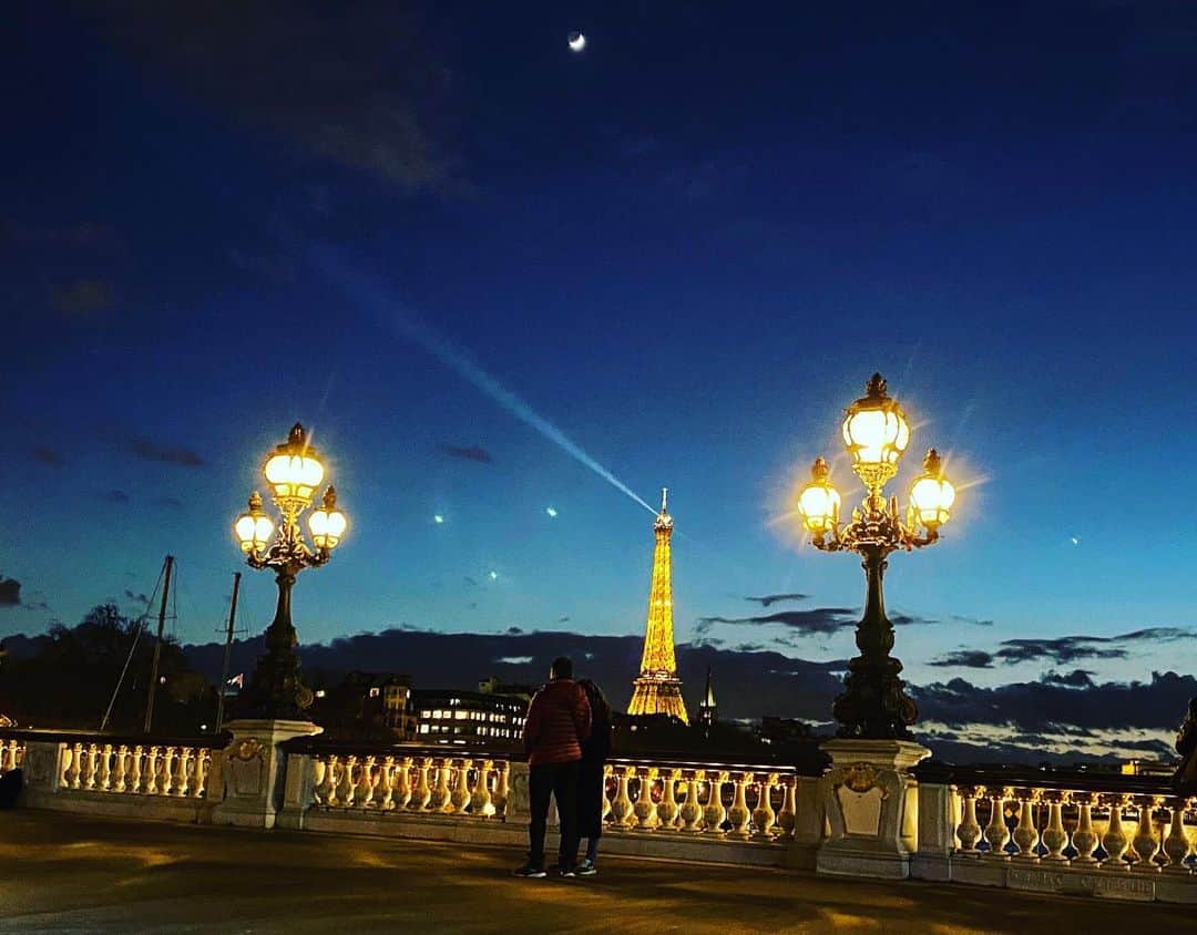 廣瀬規子さんのインスタグラム写真 - (廣瀬規子Instagram)「エッフェル塔とお月さまと恋人たち ・ ・ #beautifulparis🇫🇷 #toureiffelparis  #パリは2度めですが #やはりやはり大好きになりました #きっとまたすぐ来る #来たい #言霊だから #いいきるよ #パリにまたすぐ来るんだから #paris」2月29日 5時32分 - noriko_style