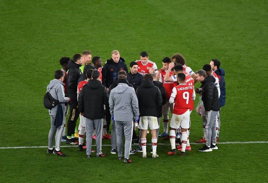 アレクサンドル・ラカゼットのインスタグラム：「The reality of last night is hard but with your continued support we will learn from the situation, keep trying and continue to fight as a team ❤ #COYG」