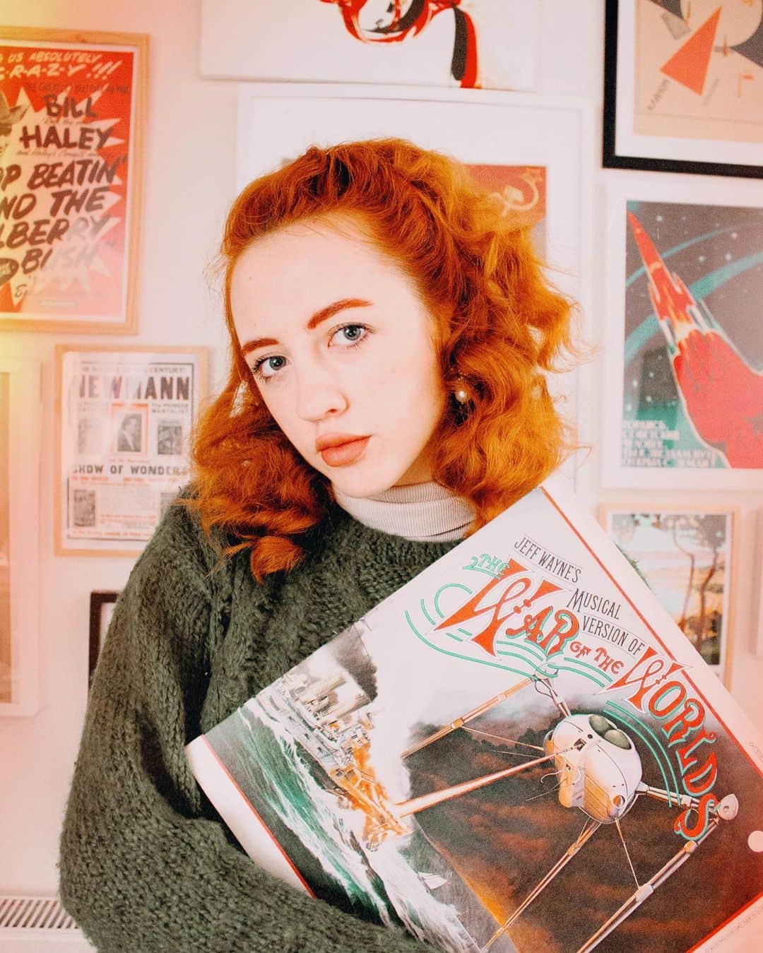 ベッキー・クルーエルのインスタグラム：「my life will be forever autumn, cause you’re not here 🍂 ⁣ ⁣ bringing you one of my favourite records today: the masterpiece that is The War of the Worlds by Jeff Wayne. This musical album was so memorable as something my family and I have loved our whole lives. ⁣ ⁣ If you haven’t heard it before, do go have a listen one evening on Spotify - it’s so amazing! The story of the novel told with music and narration. It’s kind of kitsch but also so heartfelt at times, too.⁣ ⁣ Sci Fi is one of my favourite genres of anything ever, and this must be where it all started for me! I love imagining future tech, far away civilisations, apocalypse and dystopia. ⁣ ⁣ This record has a beautifully illustrated lyric book which I flick through in the video. ⁣ ⁣ I actually have two copies of this record. I bought one second hand when I first started record collecting. A few years later my parents were clearing out their vinyl and they gave me my dad’s original personal copy too from back in the day - I didn’t even know he had it on vinyl!」