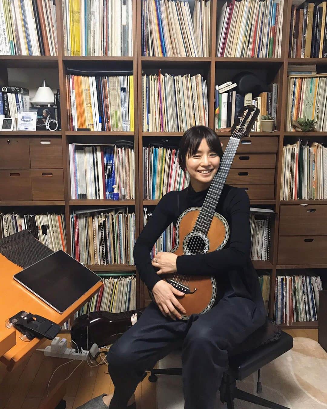 石田ゆり子さんのインスタグラム写真 - (石田ゆり子Instagram)「ルネ・フランソワ・ラコート（1840頃）です。 19世期のフランスの楽器。 なんてなんて美しく 可愛いのでしょう。 素晴らしい楽器をたくさん 見せていただき 嬉しくてたまらない顔の ワタクシです。 福田進一さんの仕事場にて。 #renelacote」2月28日 20時53分 - yuriyuri1003