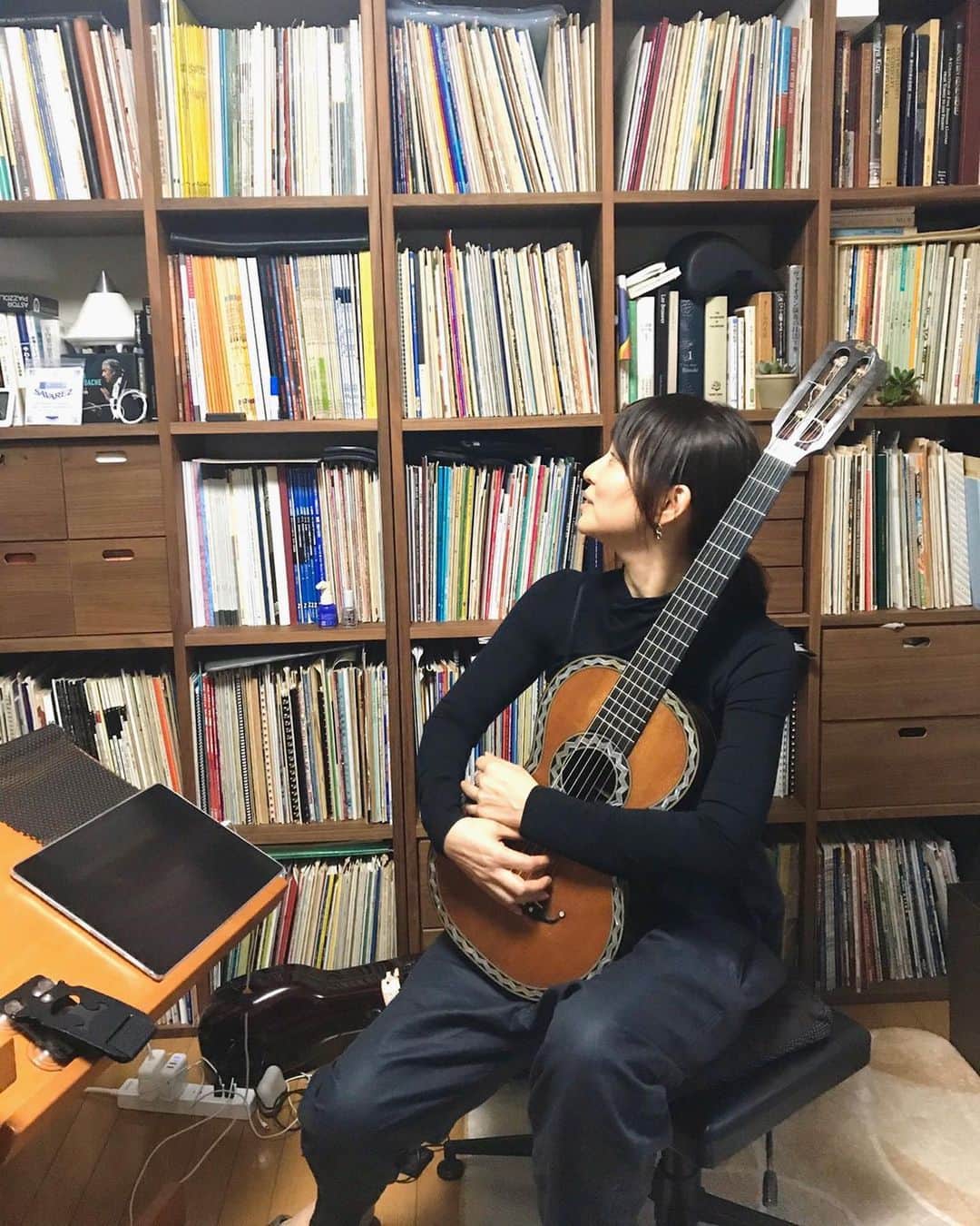 石田ゆり子さんのインスタグラム写真 - (石田ゆり子Instagram)「ルネ・フランソワ・ラコート（1840頃）です。 19世期のフランスの楽器。 なんてなんて美しく 可愛いのでしょう。 素晴らしい楽器をたくさん 見せていただき 嬉しくてたまらない顔の ワタクシです。 福田進一さんの仕事場にて。 #renelacote」2月28日 20時53分 - yuriyuri1003