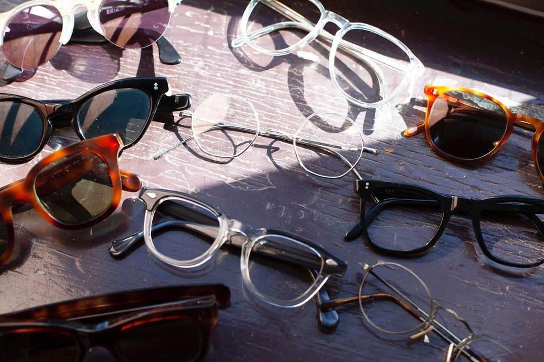 KAIHARA DENIMさんのインスタグラム写真 - (KAIHARA DENIMInstagram)「優しく知的な雰囲気や個性的で凛としたイメージなどセルフイメージを一新できるファッションアイテムのひとつとなった眼鏡。『素敵眼鏡MICHIO』店主、鵜飼三千男氏がデニムスタイルを際立たせる眼鏡を指南します。  #glasses #eyewear #vintageeyeglasses #vintageeyewear #kaiharadenim #kaihara #fashion #jeans #denim #素敵眼鏡　#素敵眼鏡michio」2月28日 20時49分 - kaihara_denim
