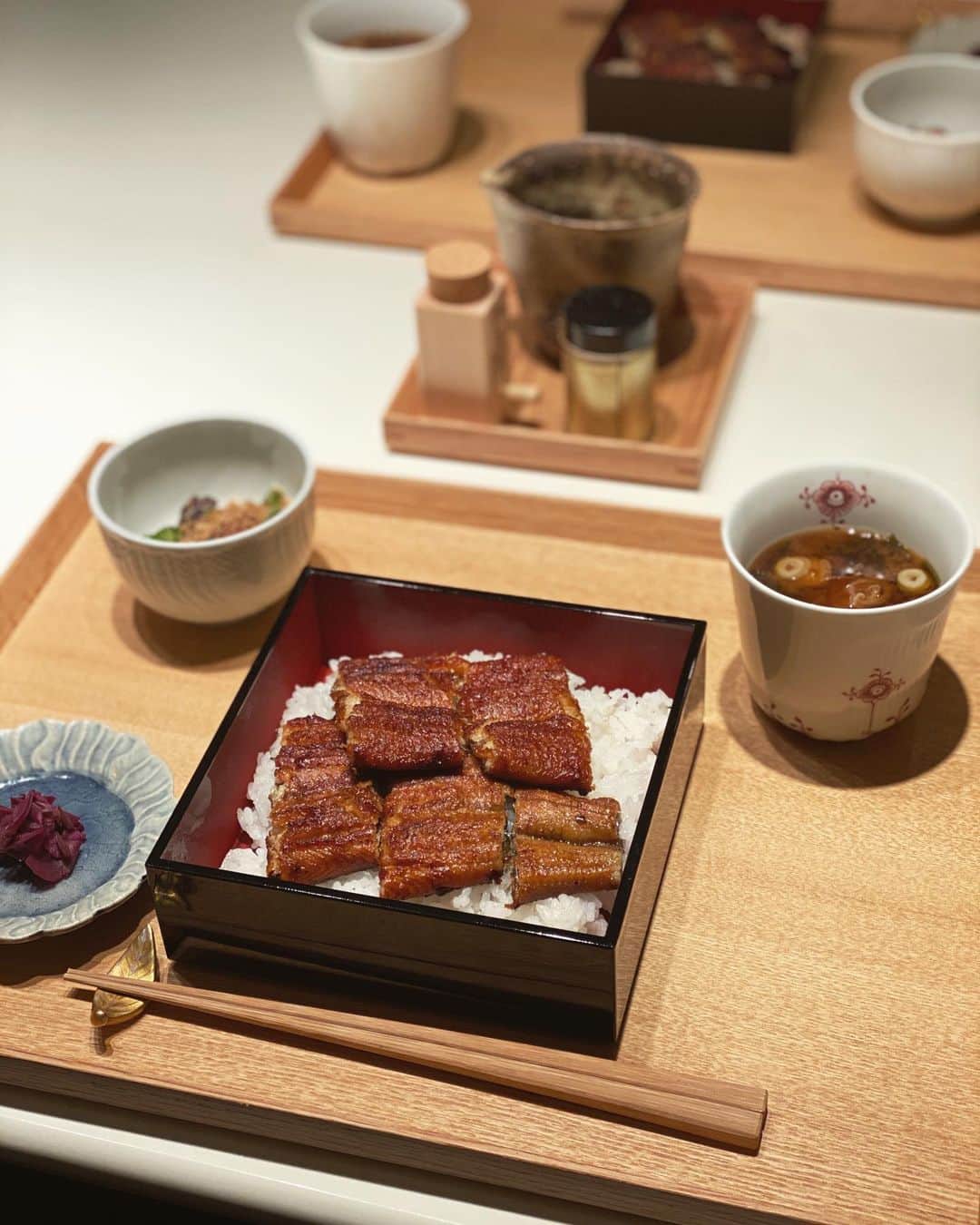Risako Yamamotoさんのインスタグラム写真 - (Risako YamamotoInstagram)「今夜はバタバタ！遅めの晩ご飯になりました💭 用事の後にすぐに食べれるように今夜はうな重🥢 余った鰻でうざくも作りました☺︎ ・ ・ 炊飯器で寝かせ玄米を温めているので、白米はSTAUBで炊いたら、すごく美味しく炊けました！♥︎ ・ ・ #うな重 #おうちごはん #wacchiskitchen #staubごはん」2月28日 21時02分 - risako_yamamoto