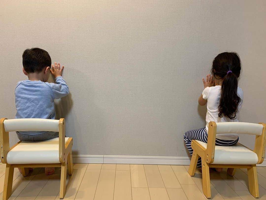 エリナ シルカのインスタグラム：「反省中。 兄妹喧嘩が止まらないから壁に向かってタイムアウト1分。フニャフニャ動いてふざけるから手も目線も壁。 タイマーがなったらお互いにごめんなさいしてました(^^)」