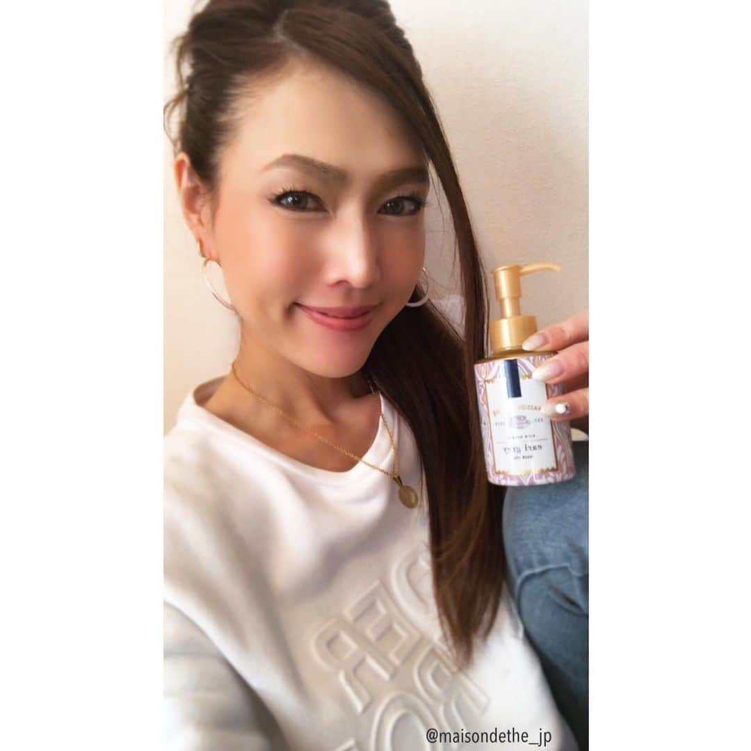 jessicaさんのインスタグラム写真 - (jessicaInstagram)「＊ ＊ ＊ #あのリプトンの会社が作ったヘアオイル #アラフィフ#S47年式#ワークアウト ＊ 先日、試してみた シャンプーとトリートメント 《MAISON DE THE 》 #メゾンドュテ @maisondethe_jp のヘアオイル🎶 店頭のテスターで試したら 髪にツヤが出て 凄く良かったので買ってみました🥰 ＊ #洗い流さない タイプだから お出掛け前や 日中、髪がパサついている時に 手軽に使えるのが嬉しい🎶 ＊ そして… ん〜❤️アールグレイの良い香り〜😍 下記店舗に #テスター があるので 付けた感じや 良い香りも是非試してみて欲しい😊 #Unilever#ユニリーバ ＊ 《取り扱い店》 #スギ薬局#サツドラ#ザクザク #ドラッグストアモリ#薬王堂 《ネット販売》 #amazon#LOHACO ＊ Thanks always‼︎ jessica❤︎」2月28日 20時58分 - jessica.oct21