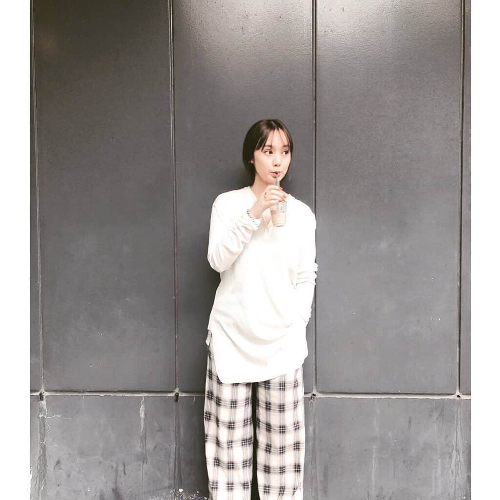 西本早希のインスタグラム：「・ ☕️👖☀️ ・ ・ 👖 @lagunamoon_com」